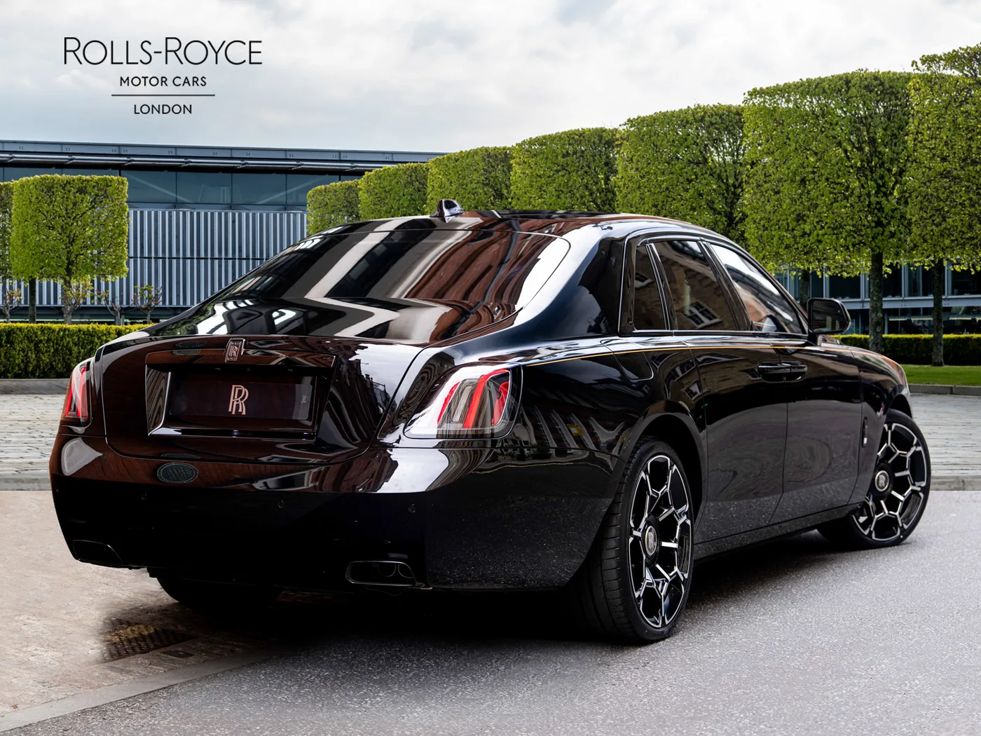 2026 Rolls-Royce Ghost Black Badge angeboten von einer Vertragshändlergruppe in London, Vereinigtes Königreich, Foto 3 von 25
