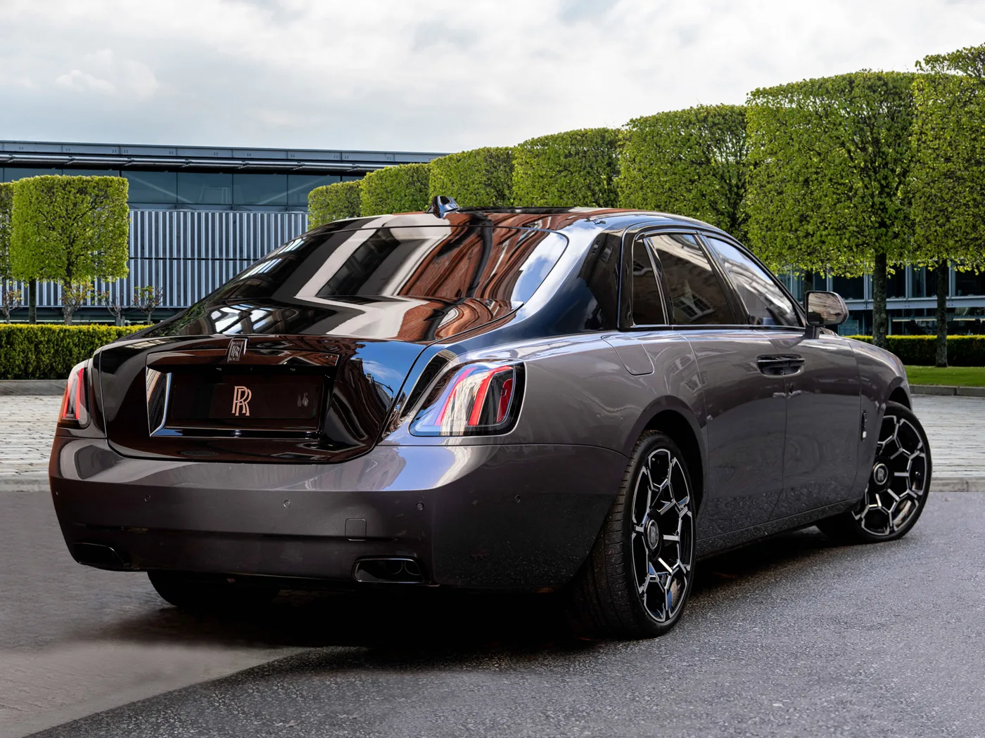 2026 Rolls-Royce Ghost Series II Black Badge angeboten von einer Vertragshändlergruppe in London, Vereinigtes Königreich, Foto 2 von 25