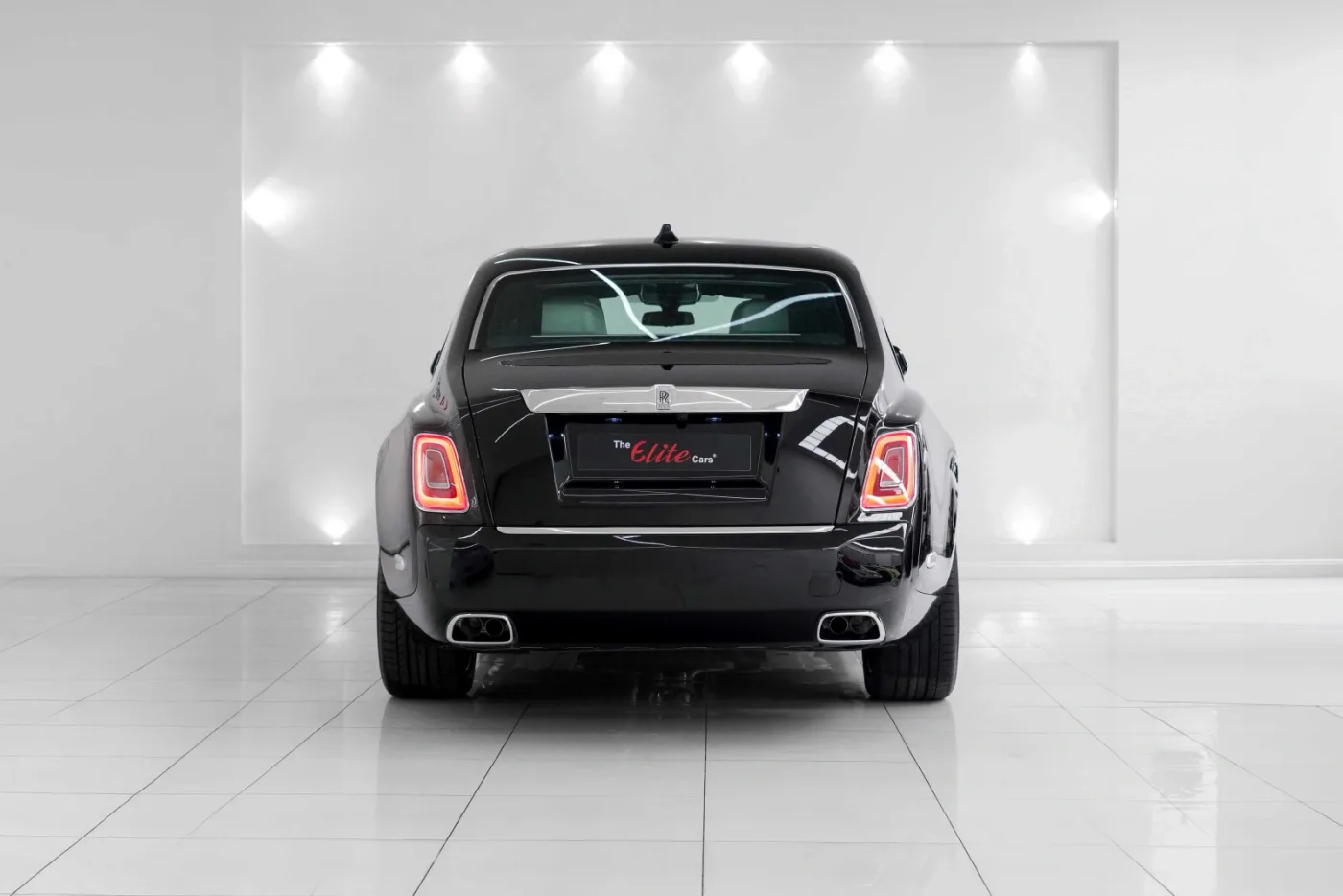 2026 Rolls-Royce Phantom Extended offered by a specialist dealer in Dubai, United Arab Emirates, photo 4 of 10