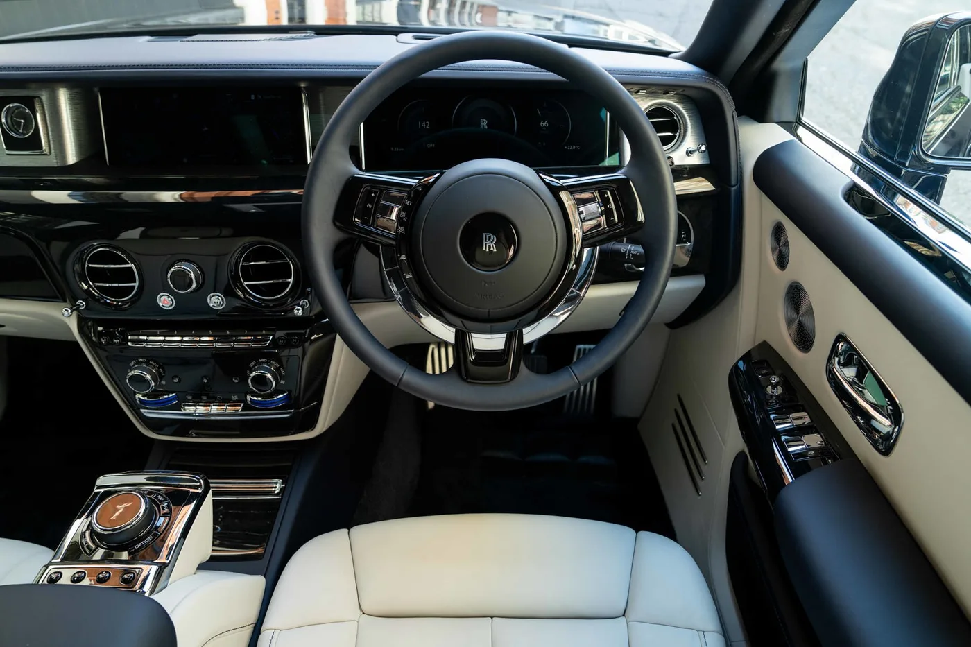 2026 Rolls-Royce Phantom Extended angeboten von einer Vertragshändlergruppe in London, Vereinigtes Königreich, Foto 10 von 25