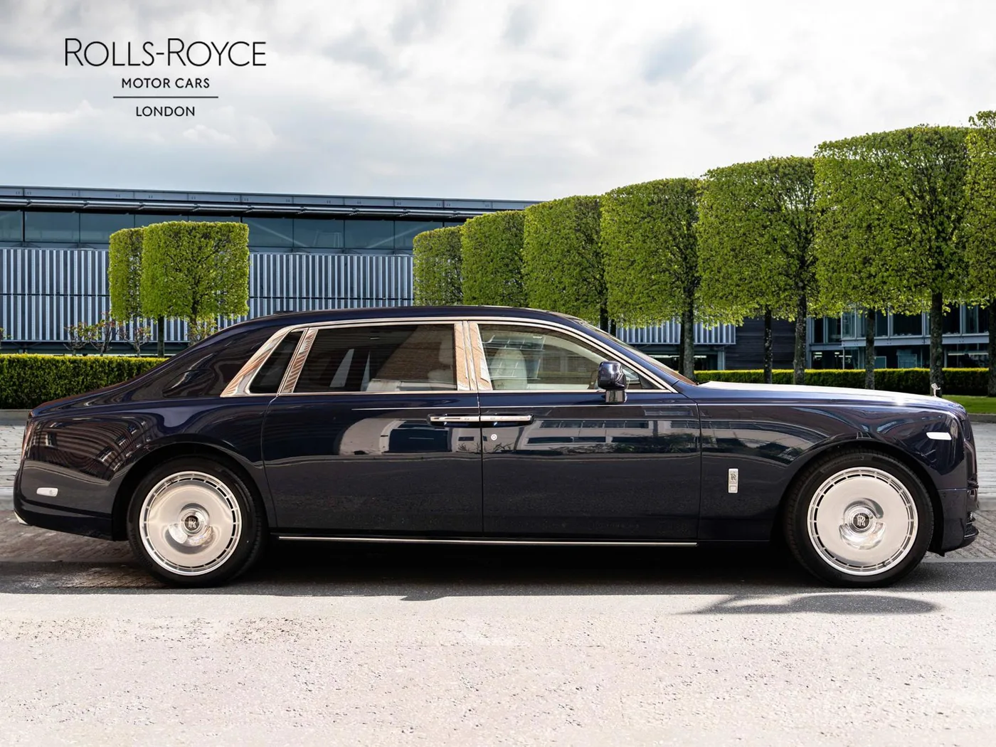 2026 Rolls-Royce Phantom Extended angeboten von einer Vertragshändlergruppe in London, Vereinigtes Königreich, Foto 4 von 25