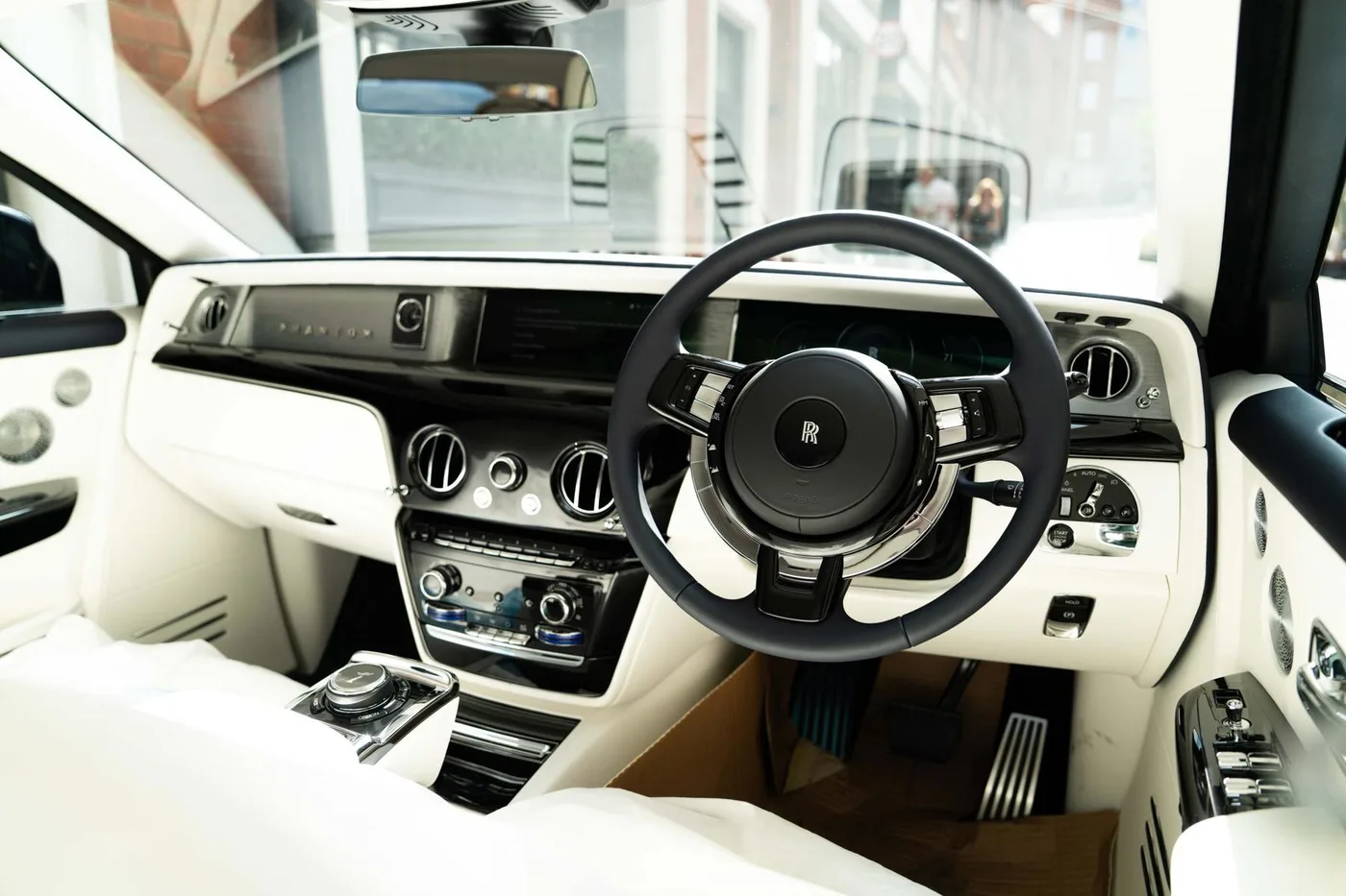 2026 Rolls-Royce Phantom Extended angeboten von einer Vertragshändlergruppe in London, Vereinigtes Königreich, Foto 5 von 25