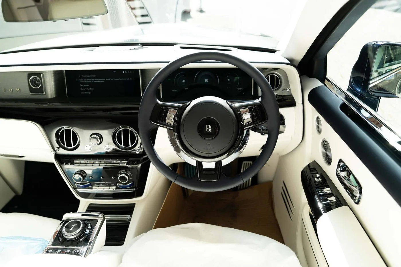 2026 Rolls-Royce Phantom Extended angeboten von einer Vertragshändlergruppe in London, Vereinigtes Königreich, Foto 10 von 25