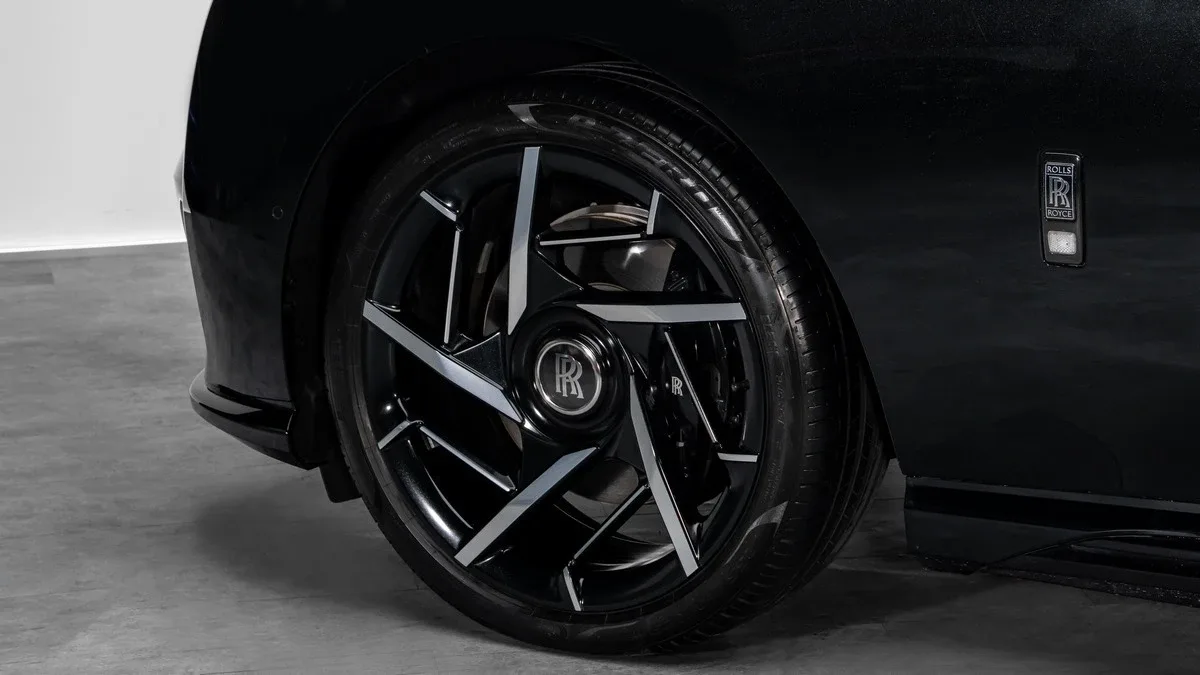 2026 Rolls-Royce Spectre Black Badge angeboten von einem Fachhändler in Dubai, Vereinigte Arabische Emirate, Foto 6 von 25