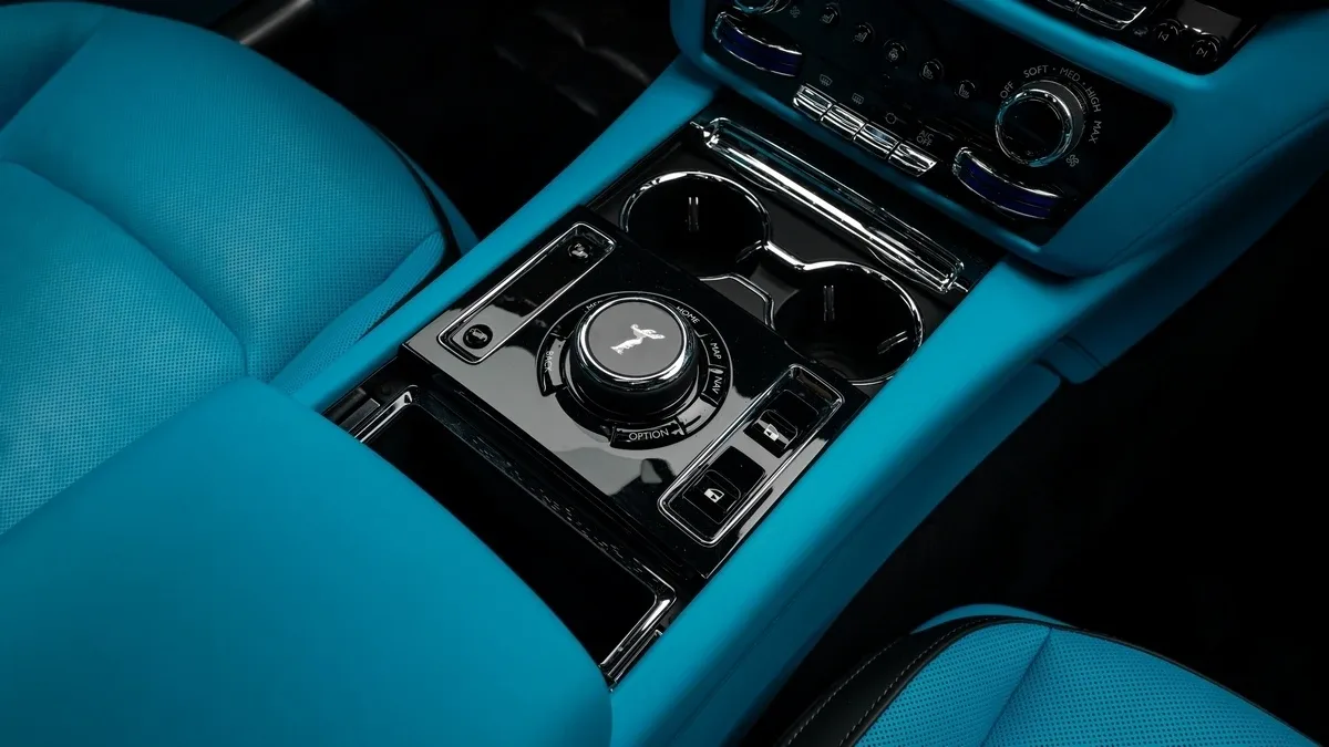 2026 Rolls-Royce Spectre Black Badge angeboten von einem Fachhändler in Dubai, Vereinigte Arabische Emirate, Foto 14 von 25