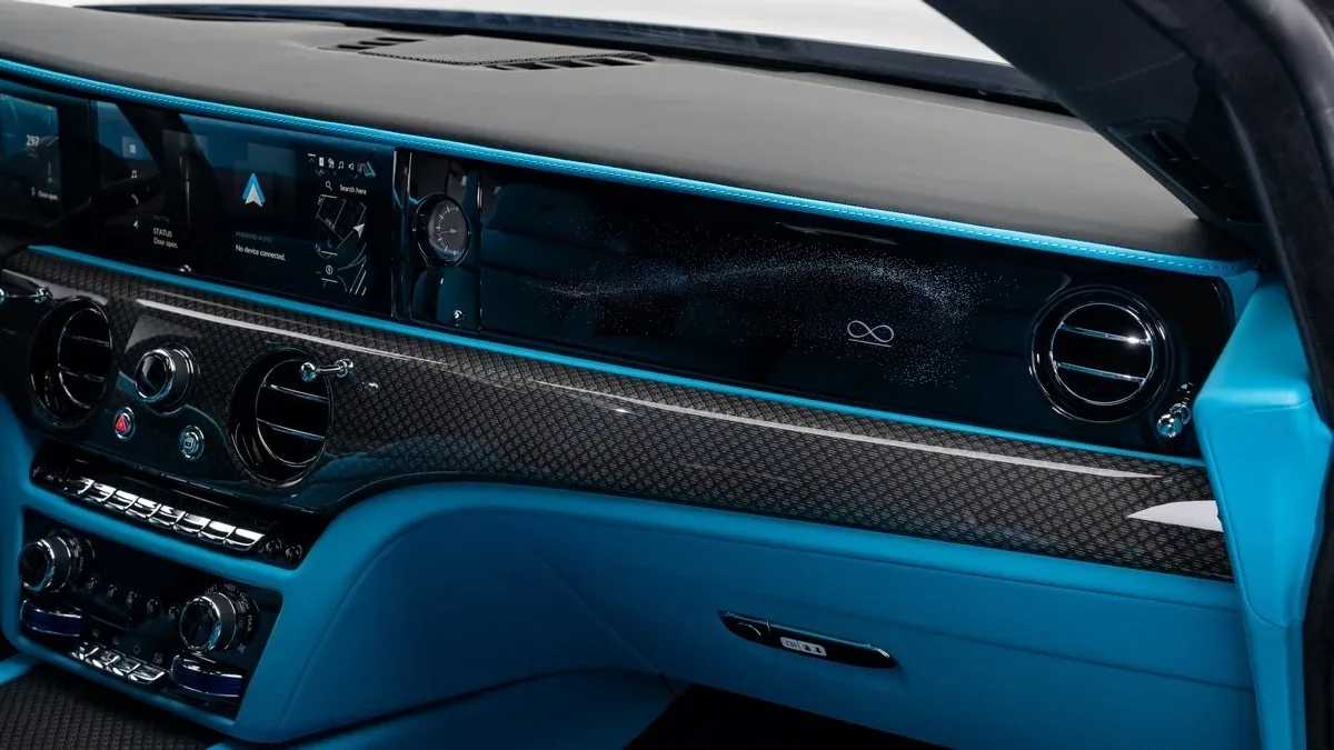 2026 Rolls-Royce Spectre Black Badge angeboten von einem Fachhändler in Dubai, Vereinigte Arabische Emirate, Foto 15 von 25