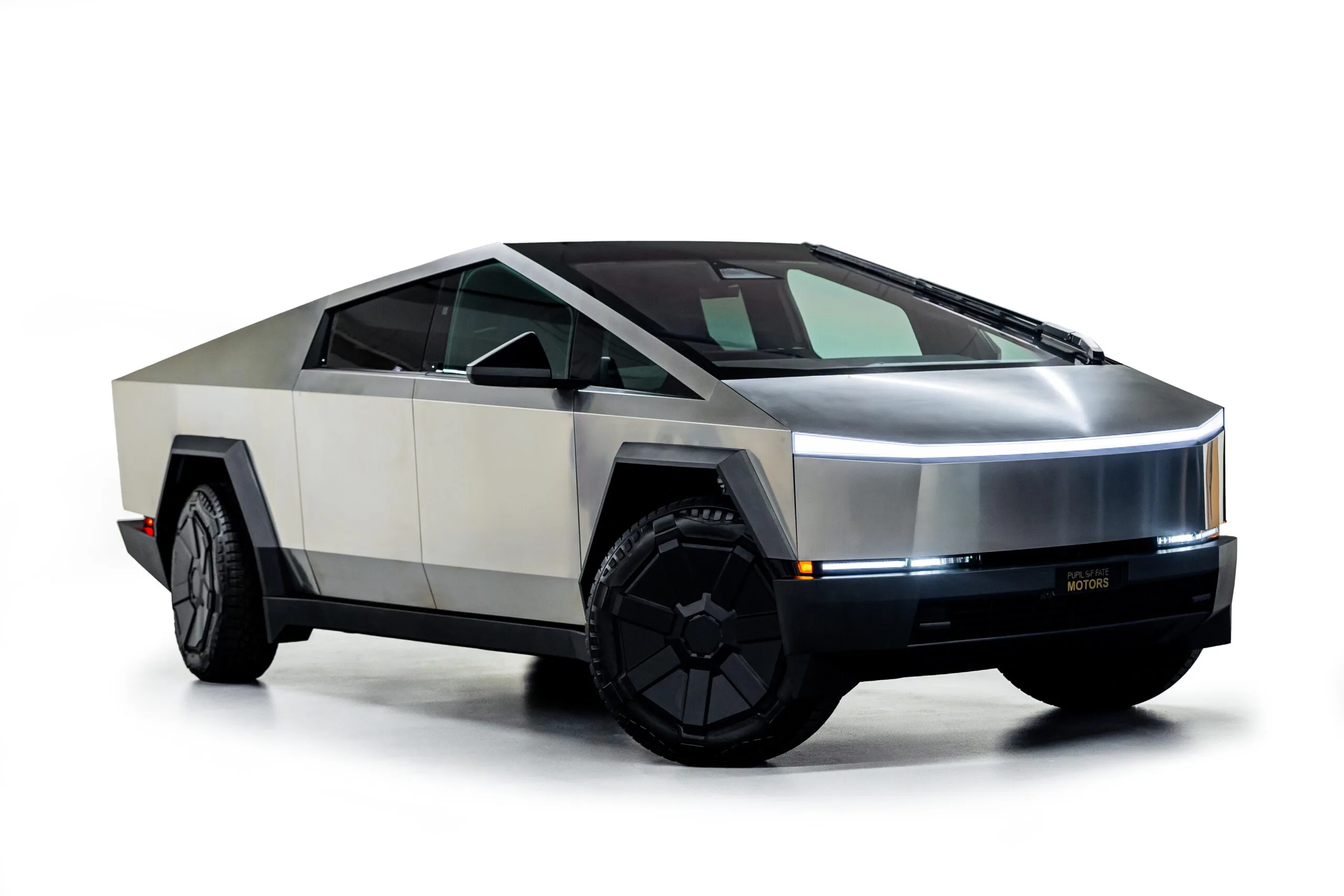 2026 Tesla Cyberbeast proposée par un concessionnaire spécialisé à Dubaï, Émirats arabes unis, photo principale