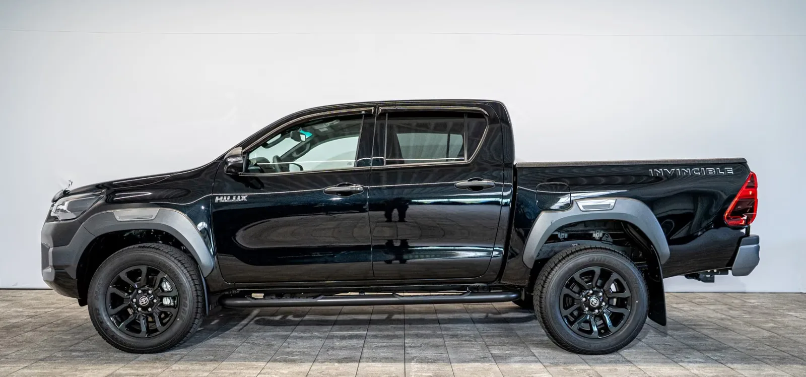 2026 Toyota Hilux Invincible, 6/28