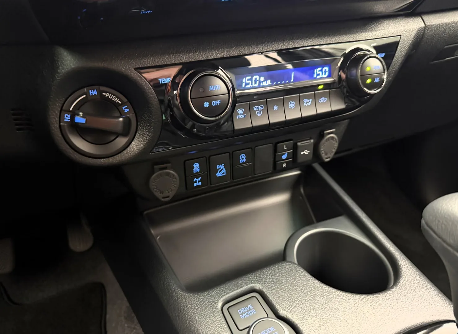2026 Toyota Hilux Invincible, 14/28
