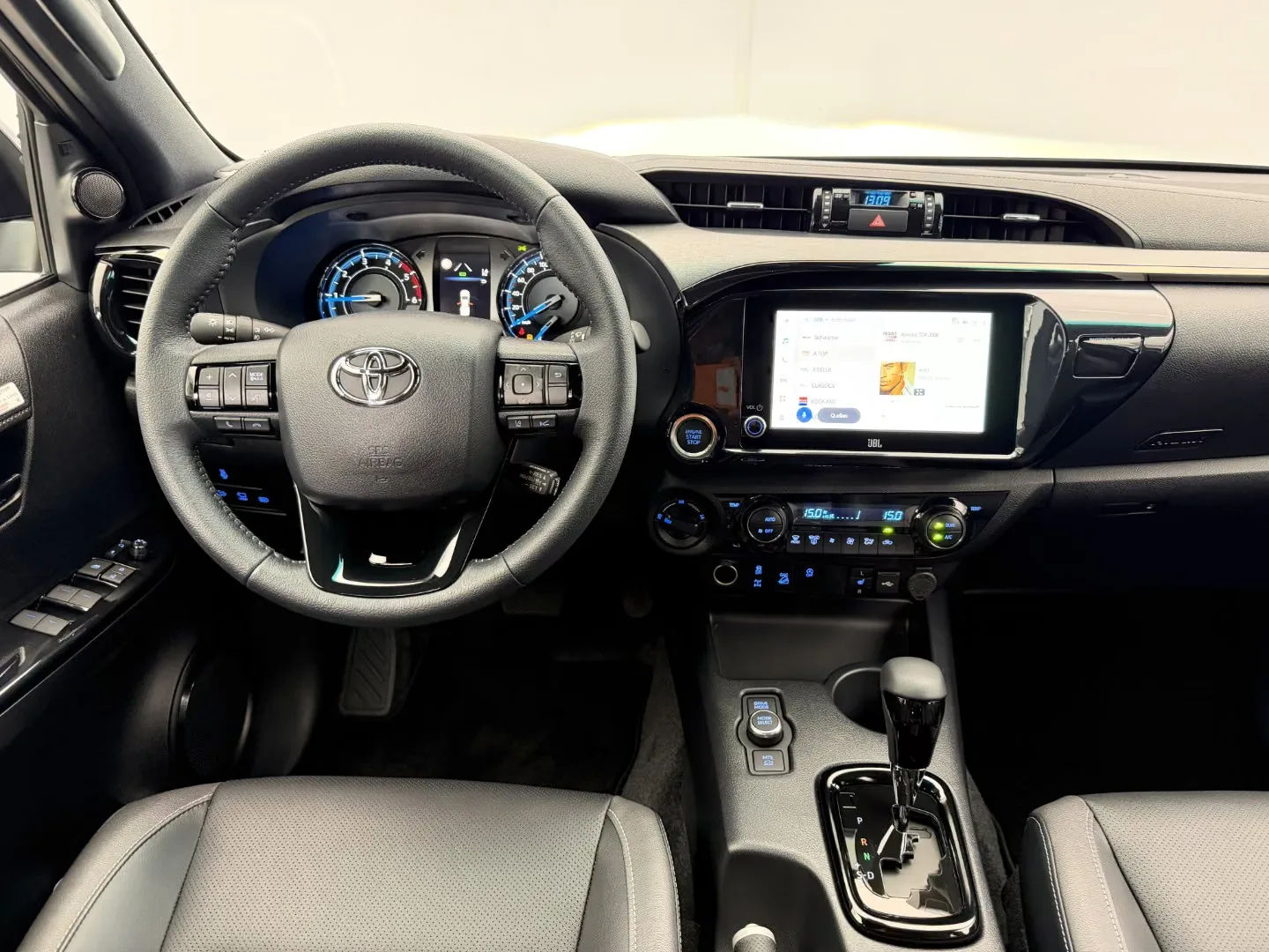 2026 Toyota Hilux Invincible, 2/29