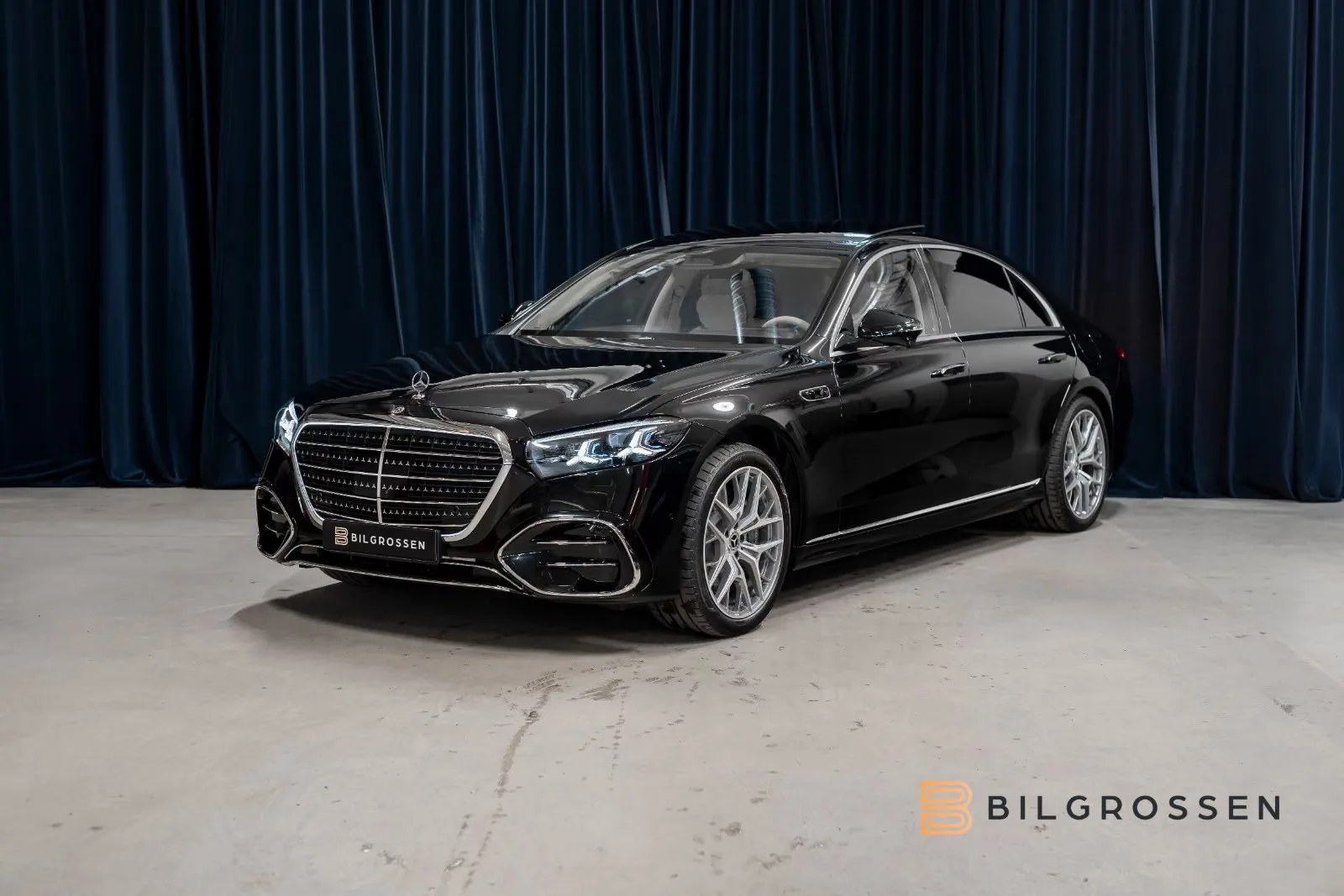 2027 Mercedes-Benz S 580 e 4MATIC Long proposée par un concessionnaire spécialisé à Täby, Suède, photo principale
