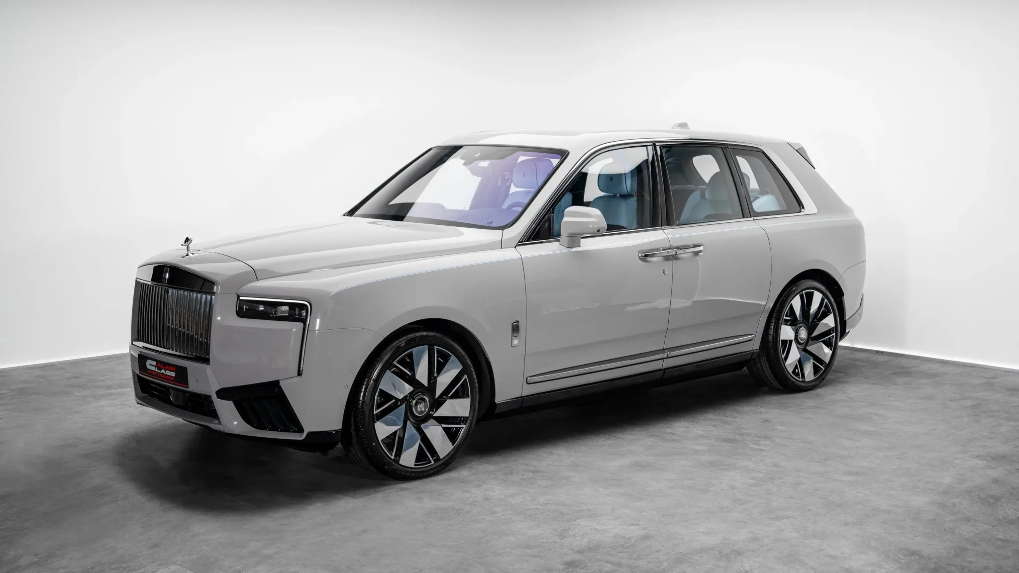 2027 Rolls-Royce Cullinan proposta da un concessionario specializzato a Dubai, Emirati Arabi Uniti, foto principale
