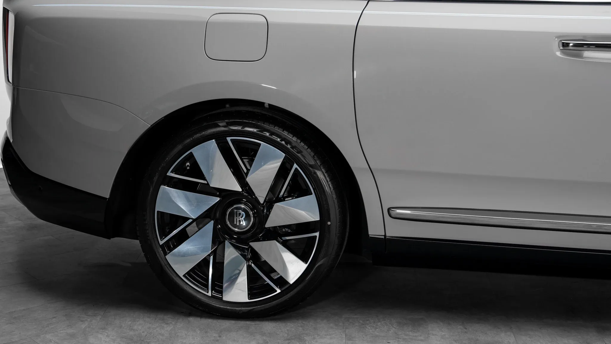 2027 Rolls-Royce Cullinan, 12/30