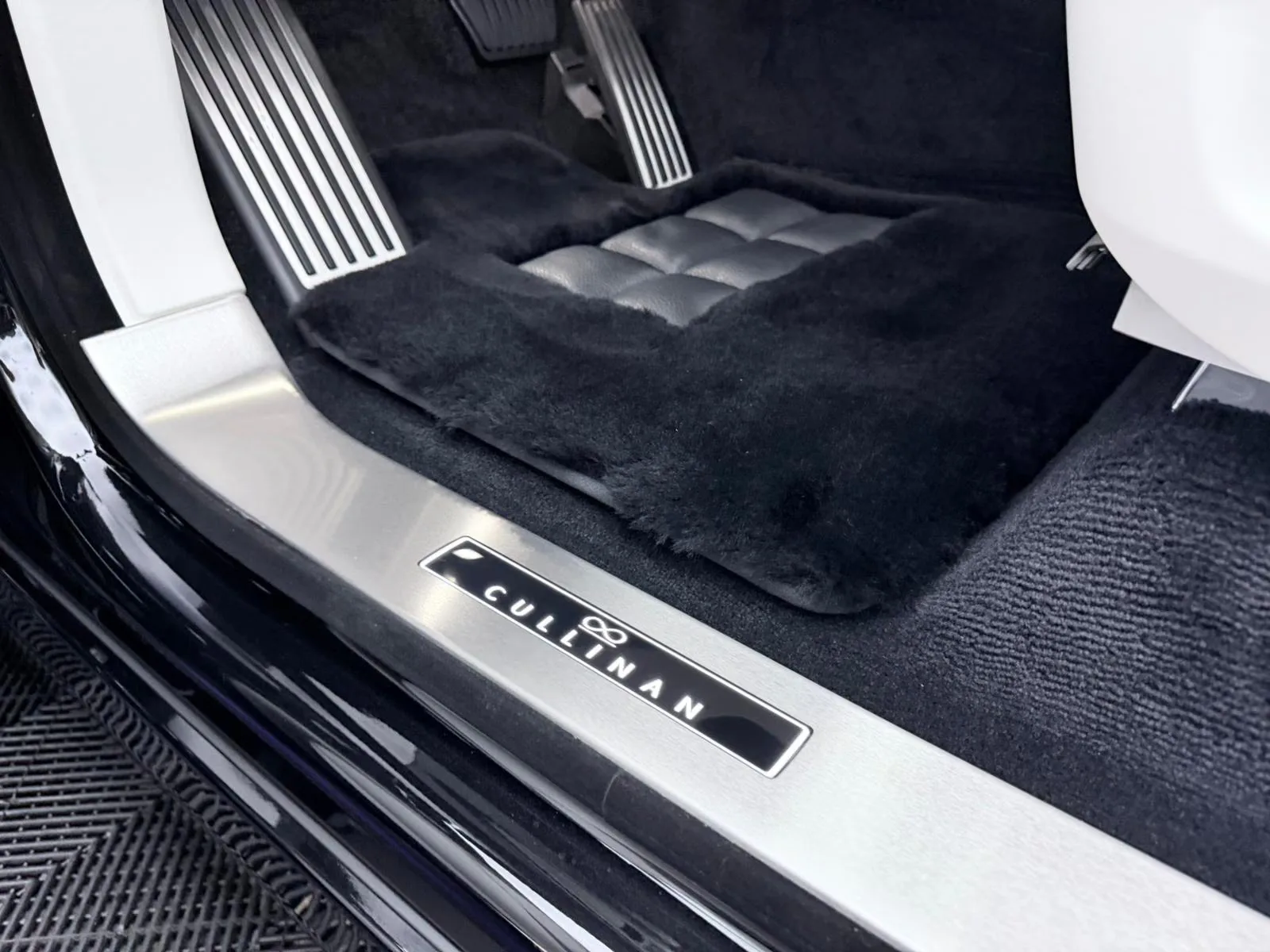 2027 Rolls-Royce Cullinan Series II Black Badge, 8/30