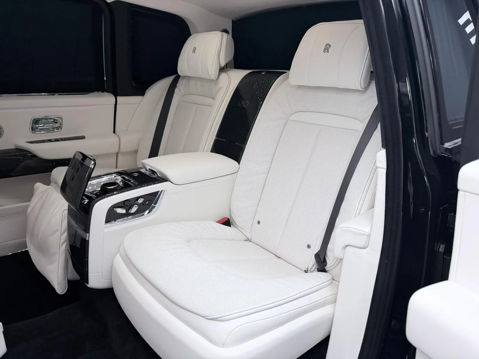 2027 Rolls-Royce Cullinan Series II Black Badge, 15/30
