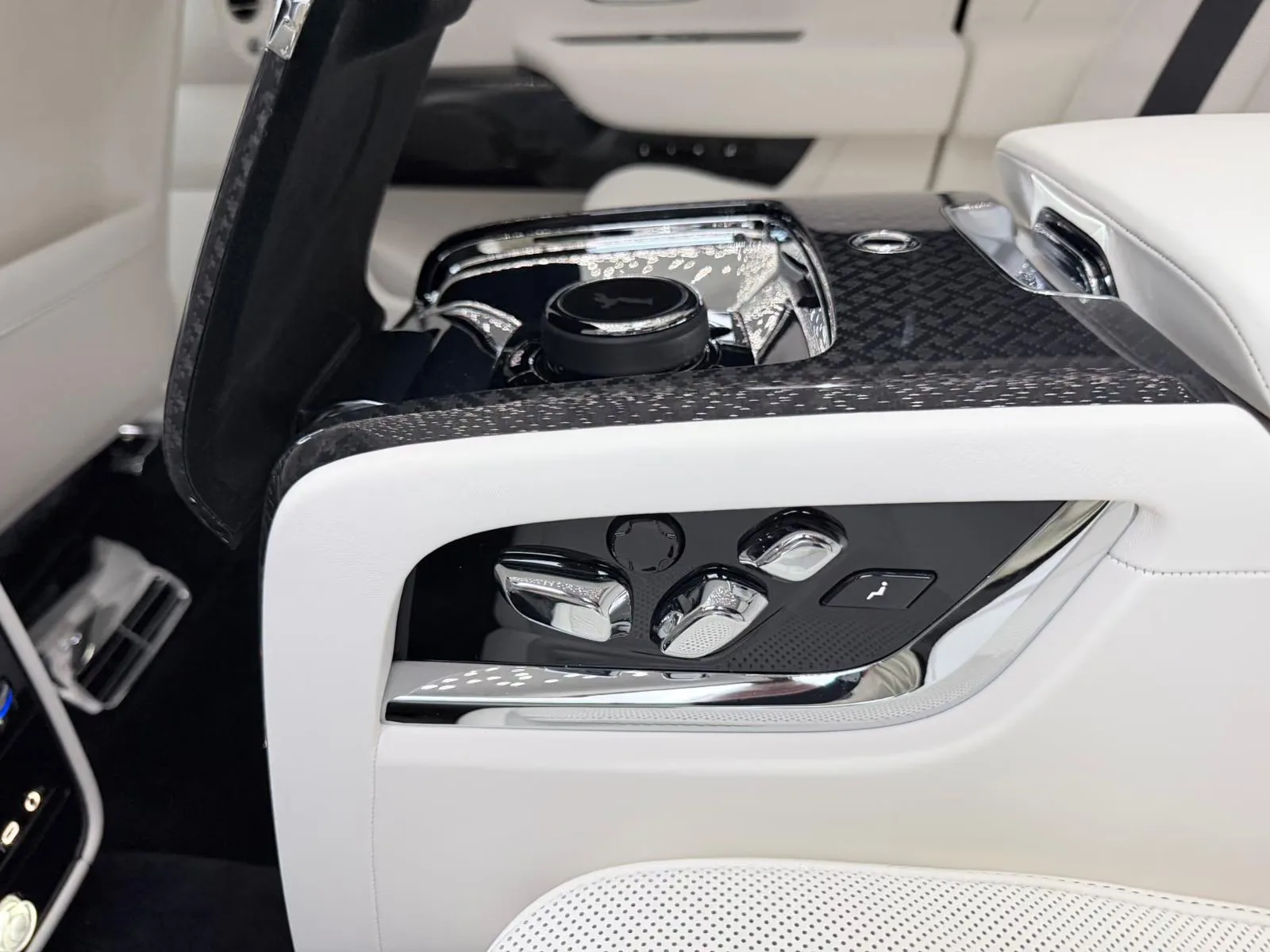 2027 Rolls-Royce Cullinan Series II Black Badge, 16/30