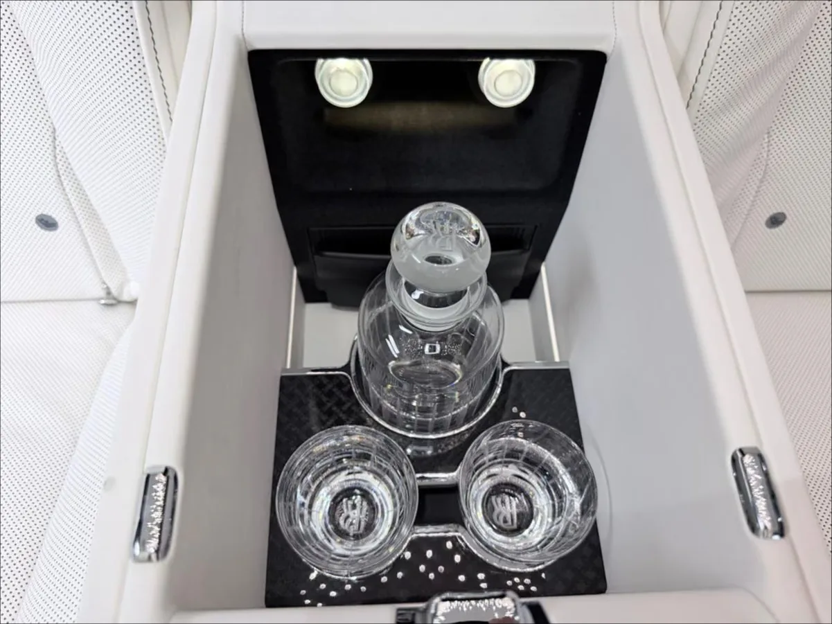 2027 Rolls-Royce Cullinan Series II Black Badge, 23/30
