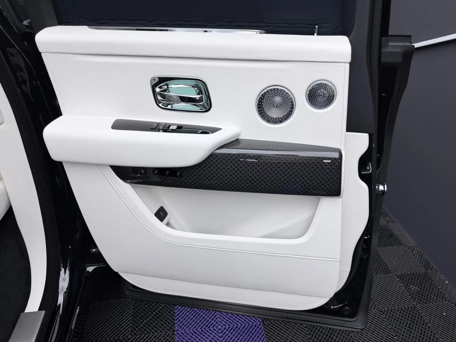 2027 Rolls-Royce Cullinan Series II Black Badge, 27/30