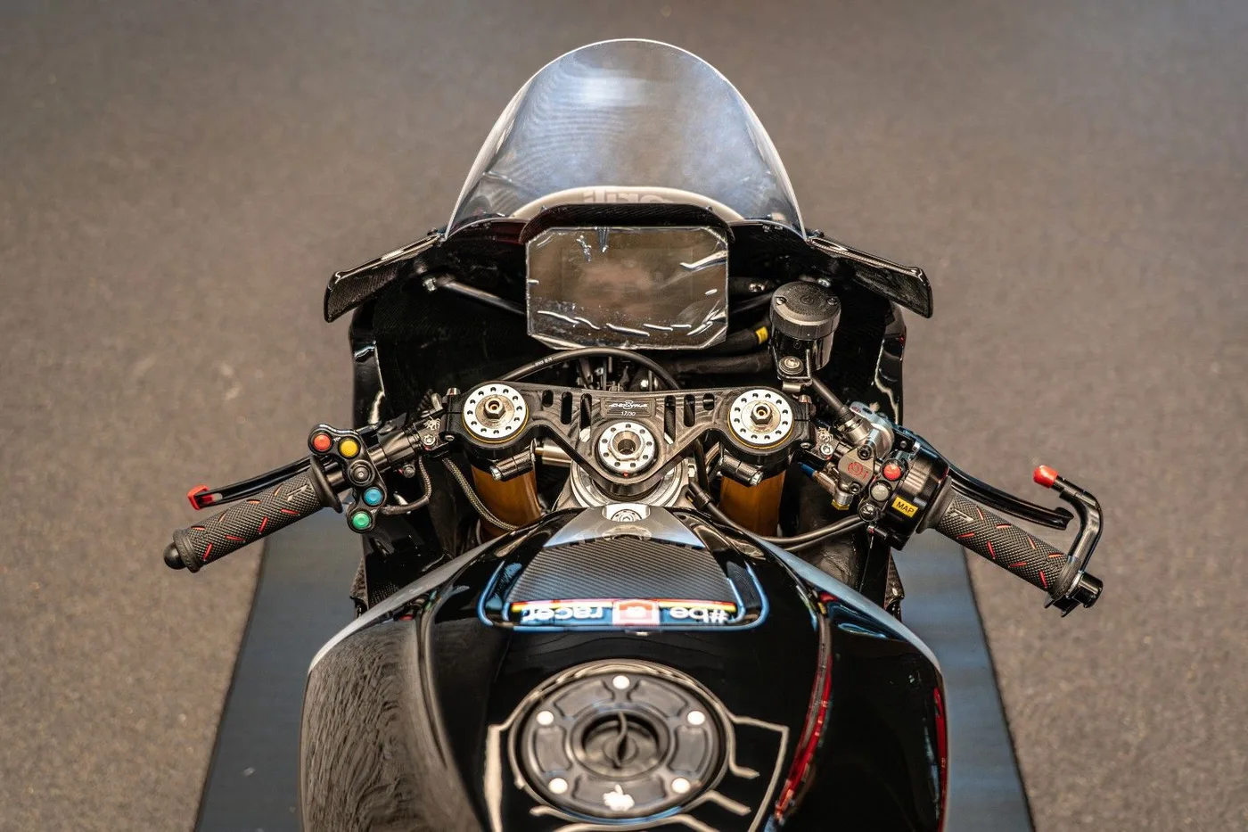 Aprilia RSV4 offered by a luxury motorcycle dealer in Gronau, Germany, photo 15 of 25