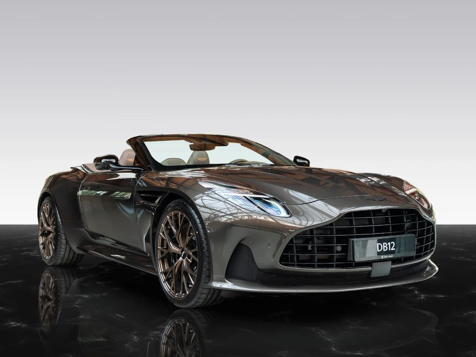 Aston Martin DB12 angeboten von einem Vertragshändler in Düsseldorf, Deutschland, Hauptfoto