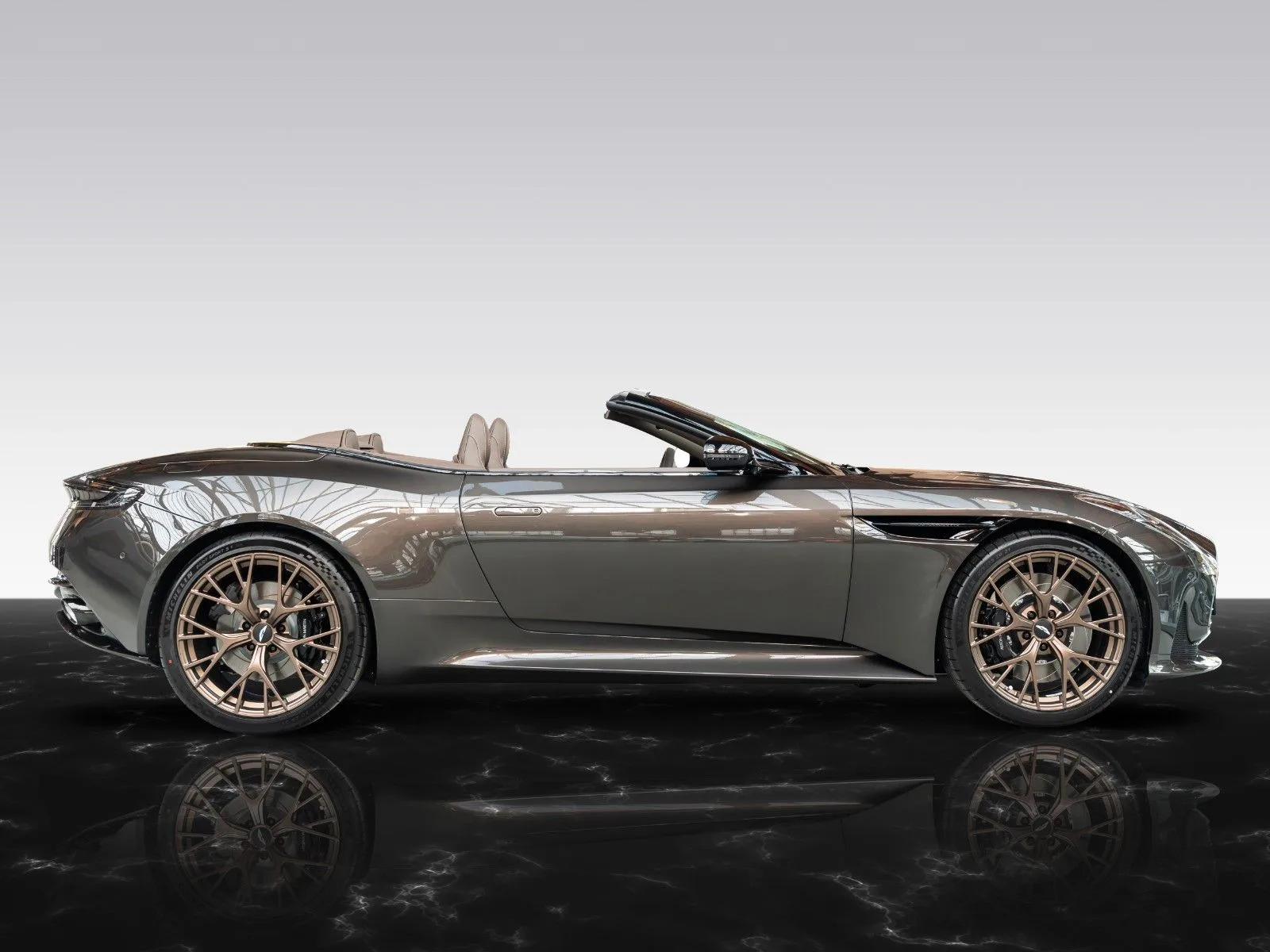 Aston Martin DB12, 2/30