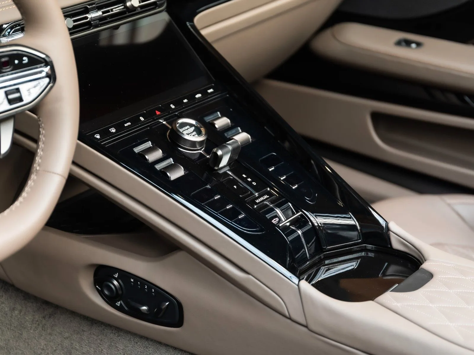 Aston Martin DB12, 12/30