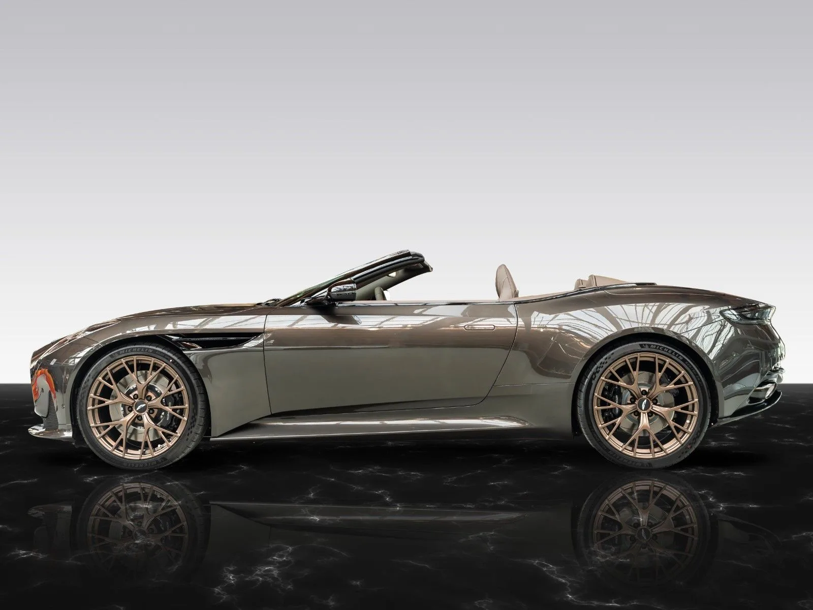 Aston Martin DB12, 15/30