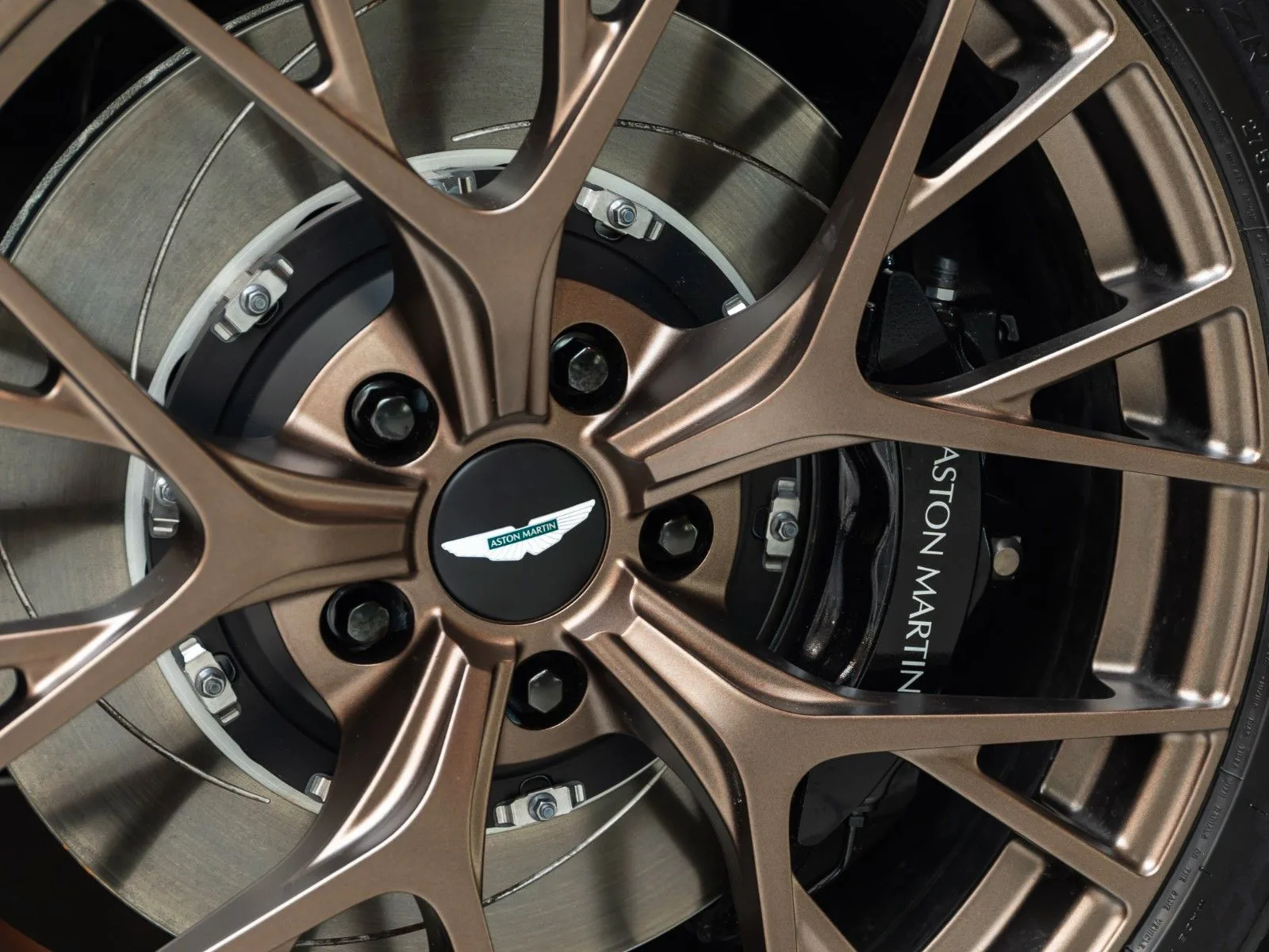 Aston Martin DB12, 21/30