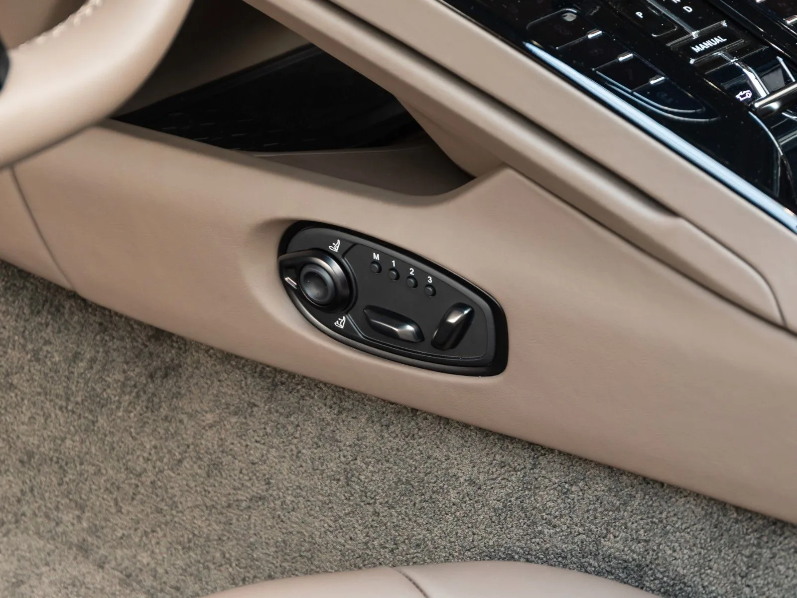 Aston Martin DB12, 25/30