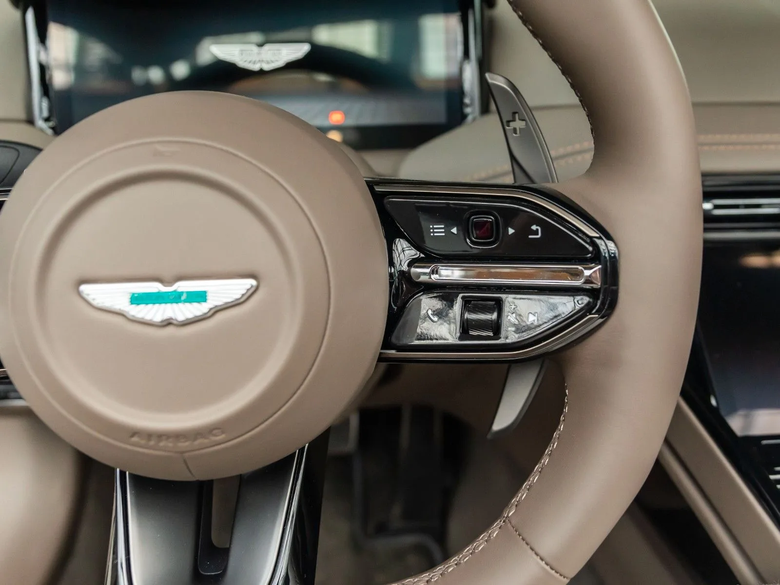 Aston Martin DB12, 28/30
