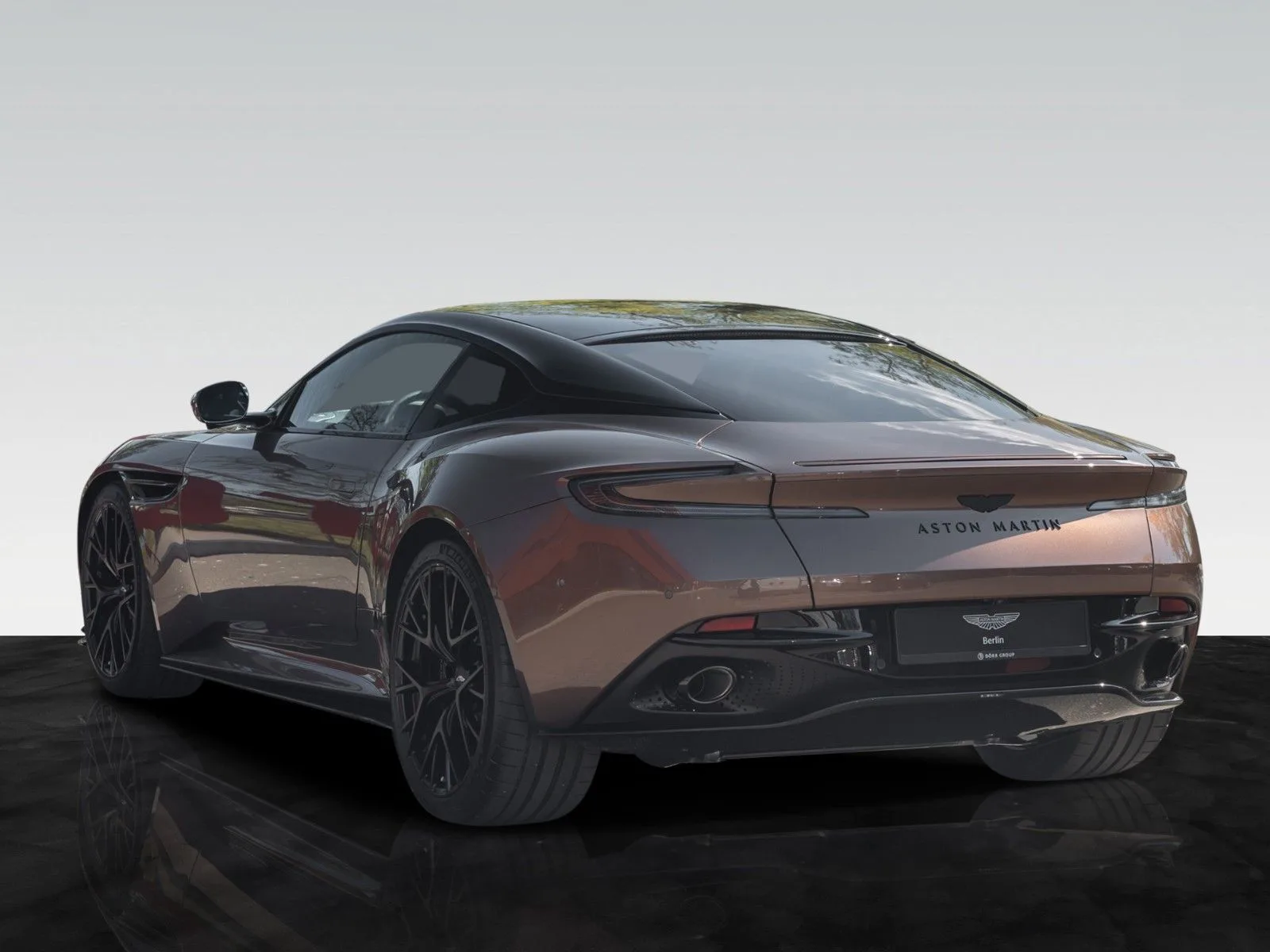 Aston Martin DB12, 2/30