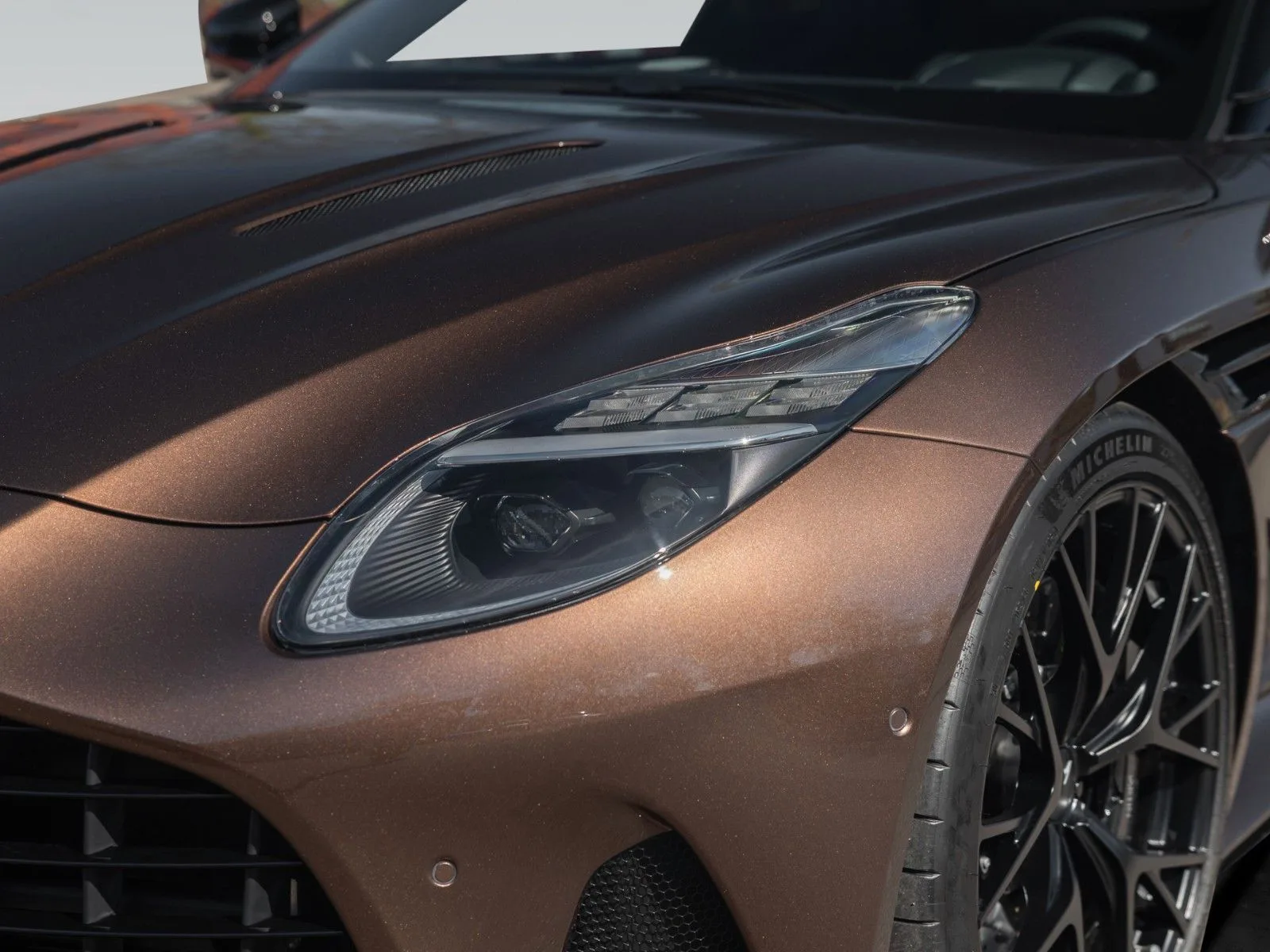 Aston Martin DB12, 25/30