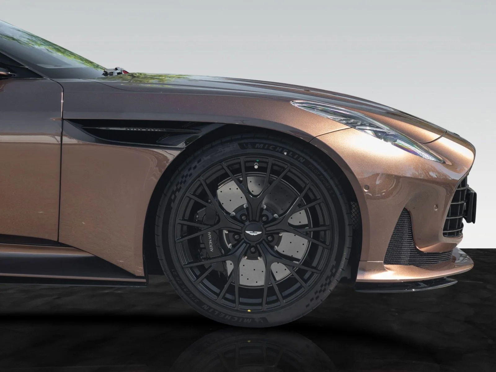 Aston Martin DB12, 28/30