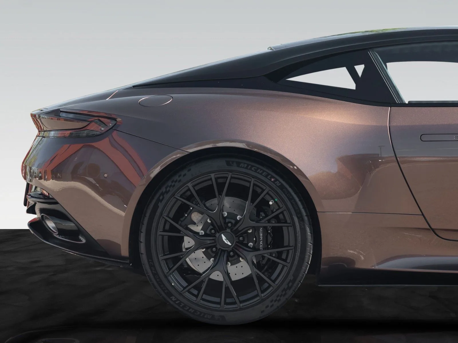 Aston Martin DB12, 29/30