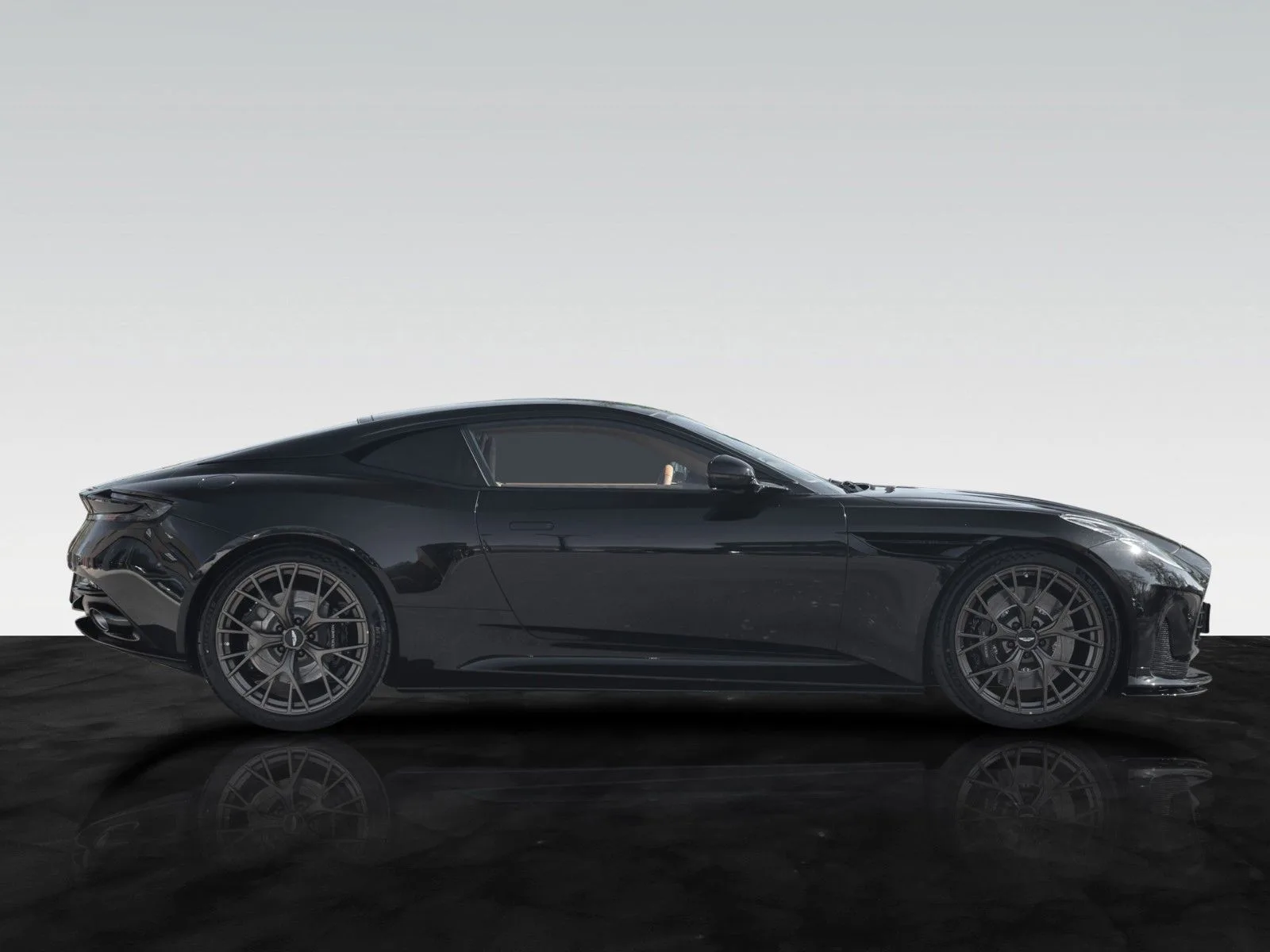 Aston Martin DB12, 2/30