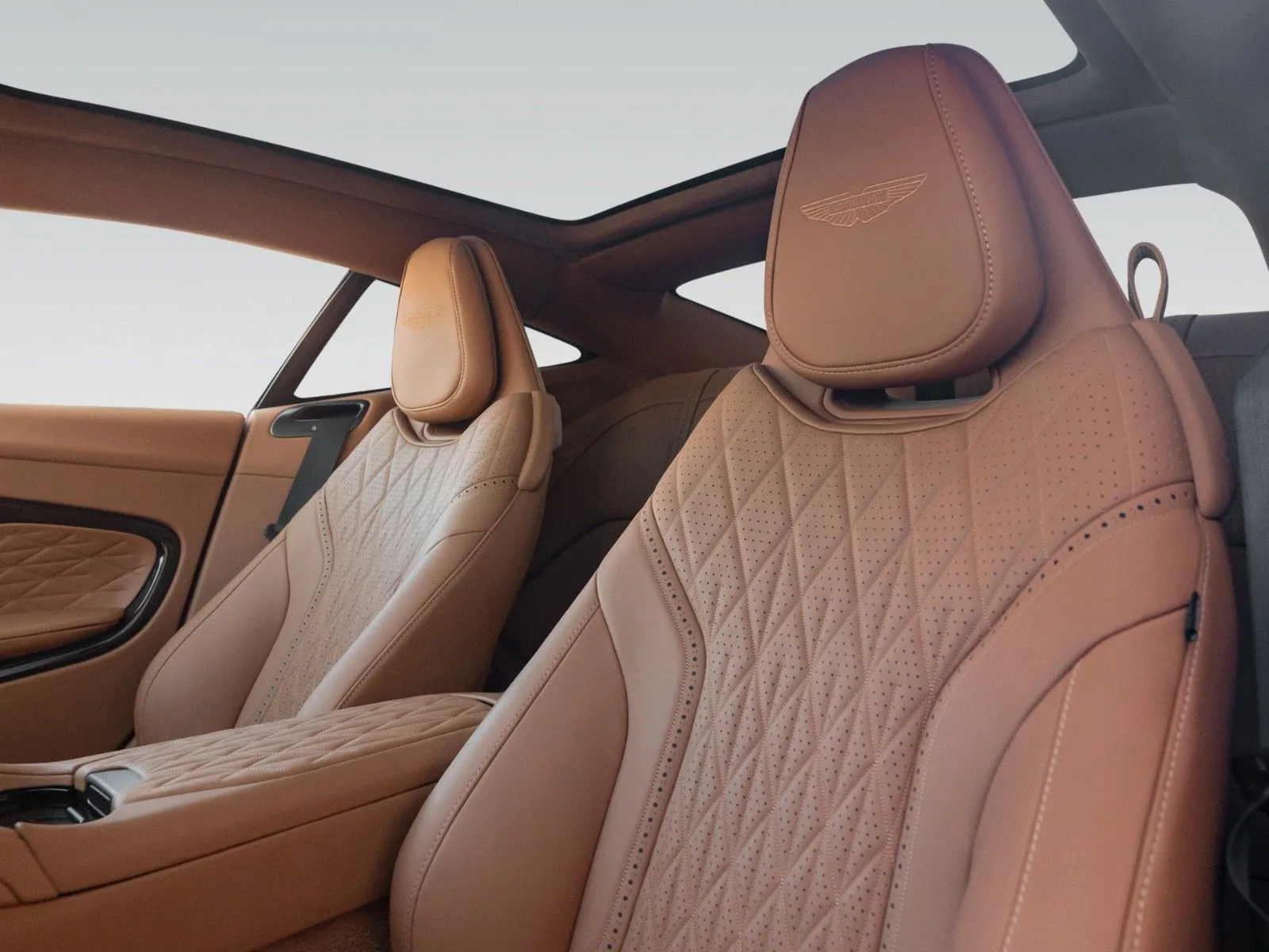 Aston Martin DB12, 7/30