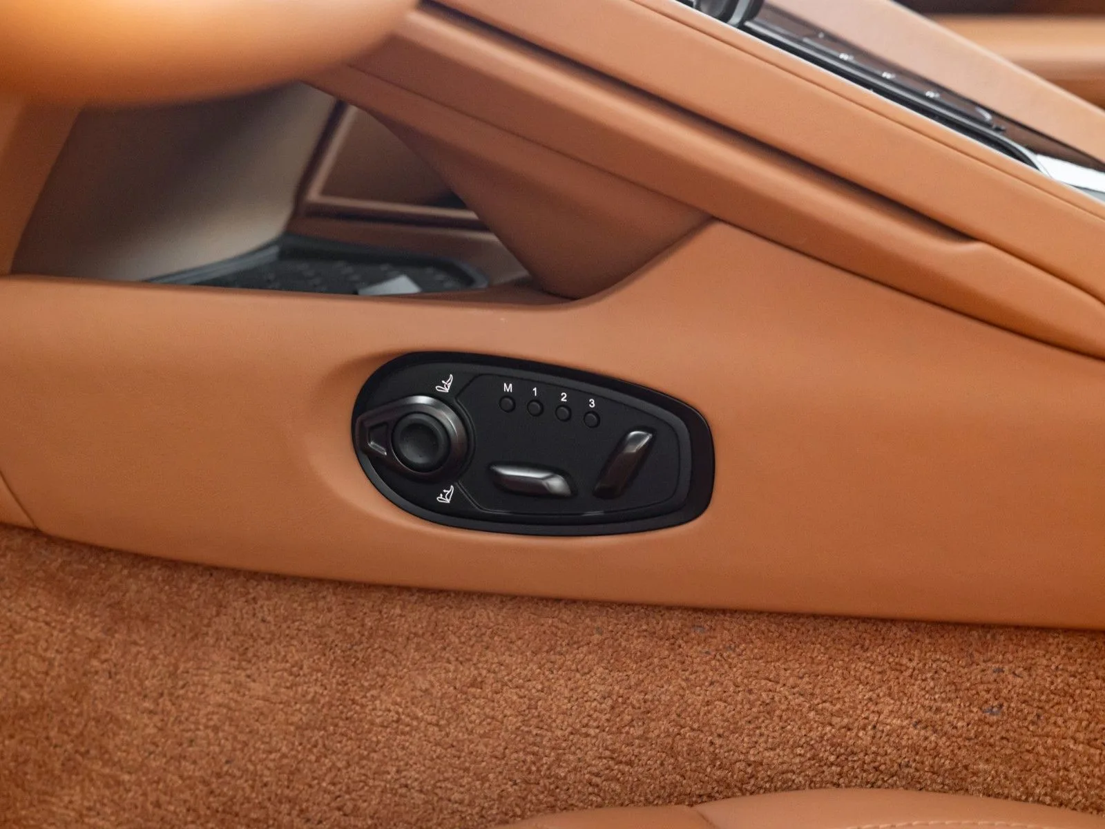 Aston Martin DB12, 16/30