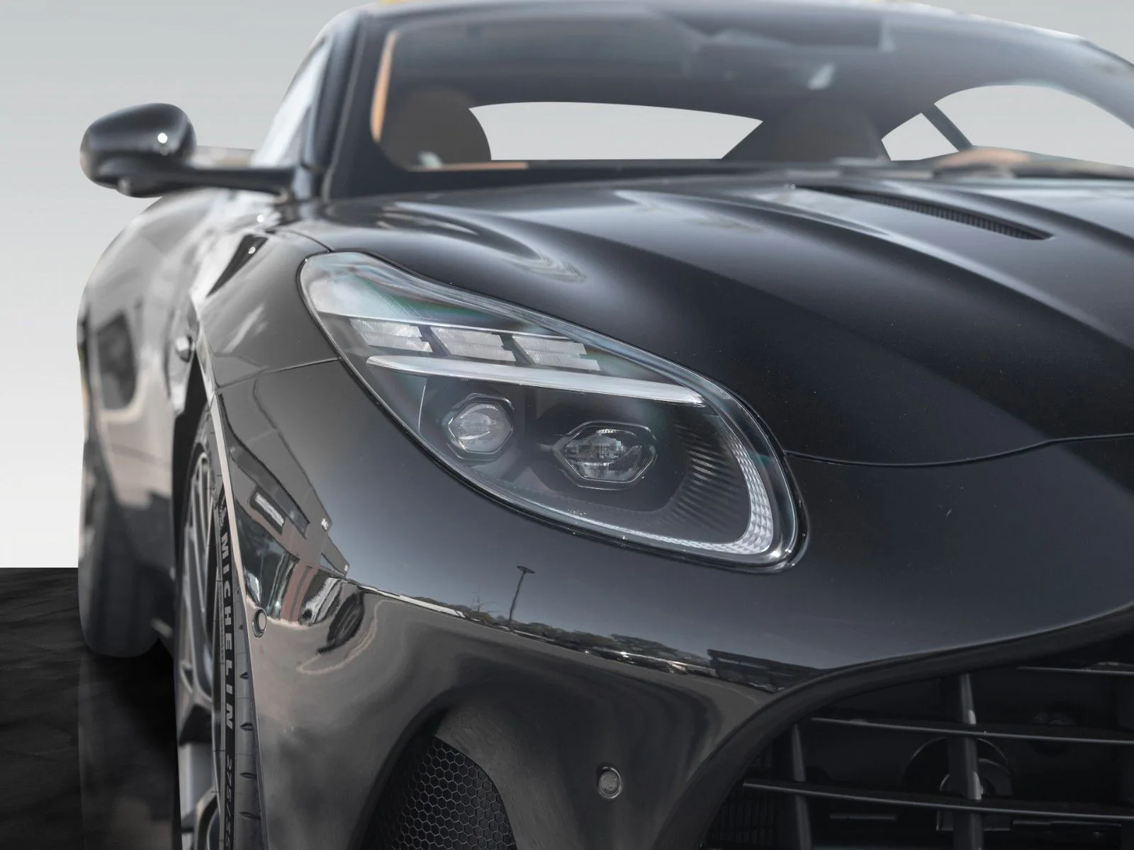 Aston Martin DB12, 25/30