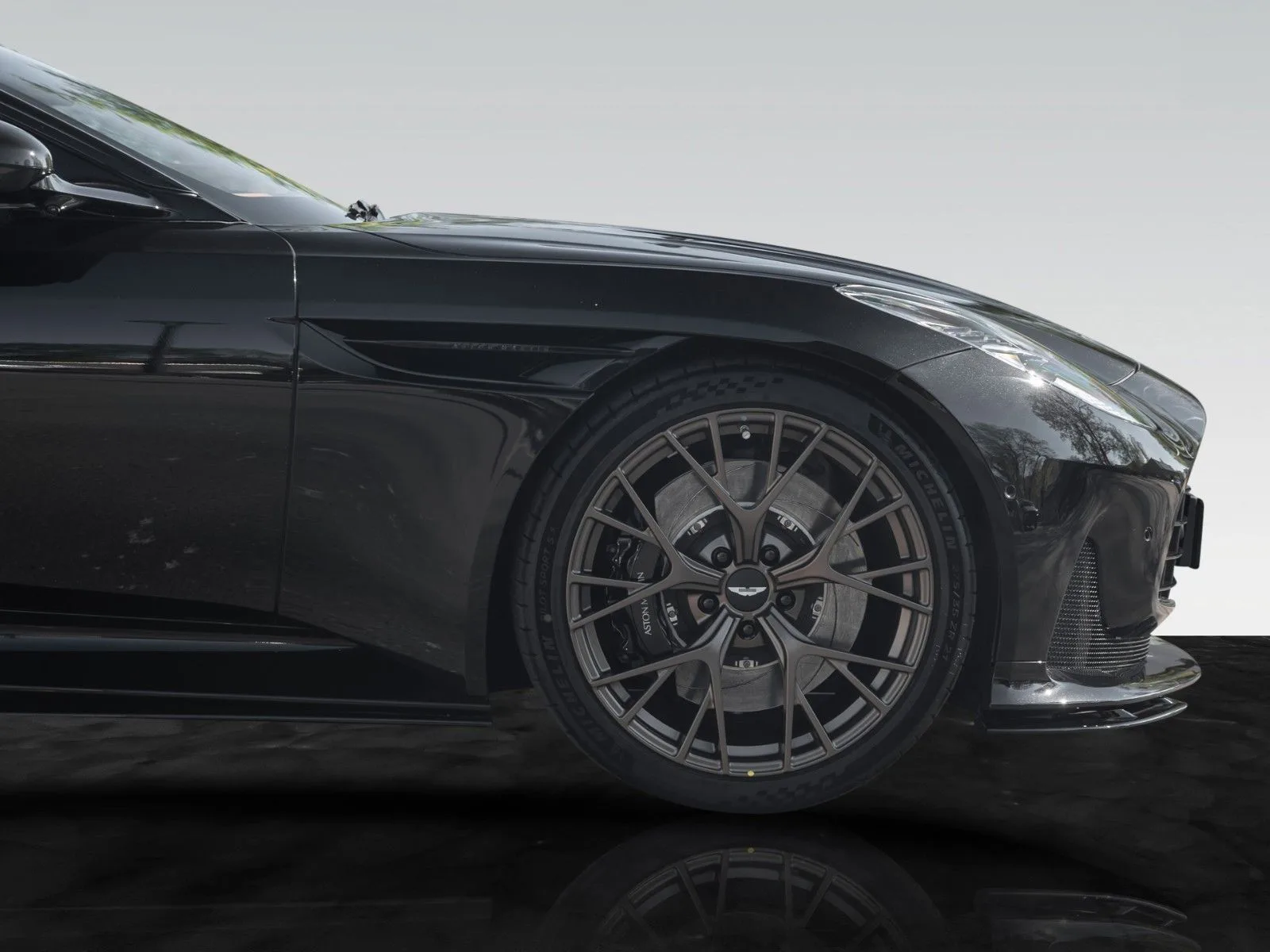 Aston Martin DB12, 28/30