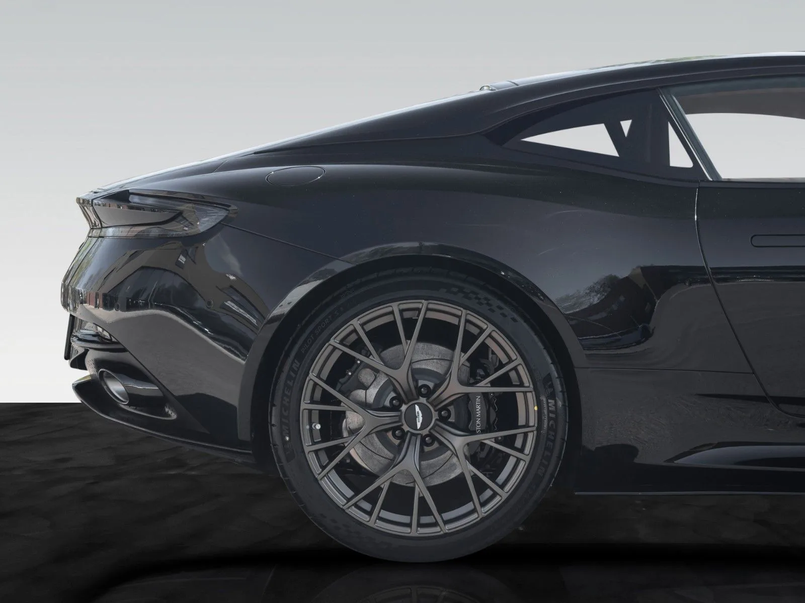 Aston Martin DB12, 29/30