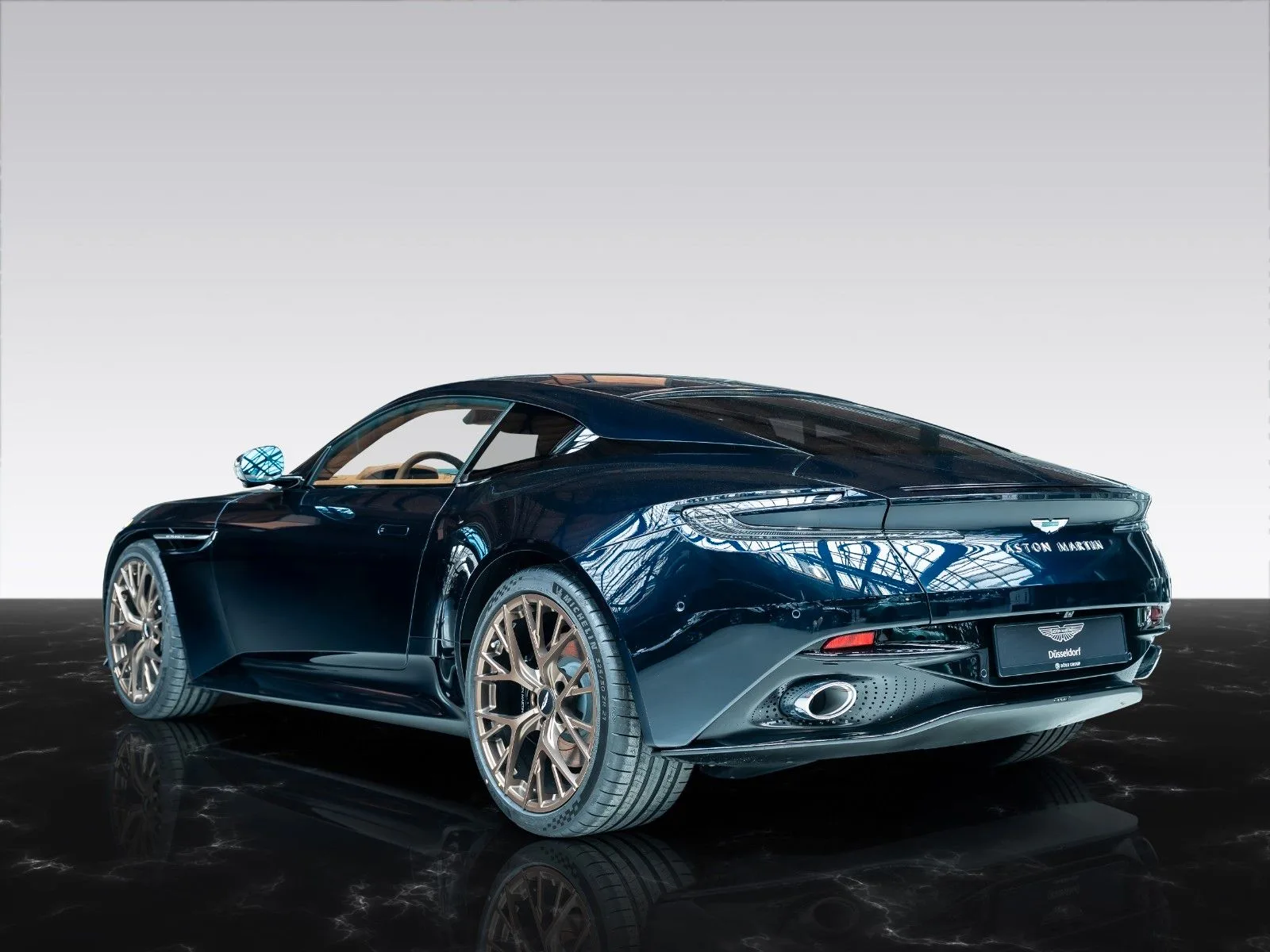 Aston Martin DB12, 2/29