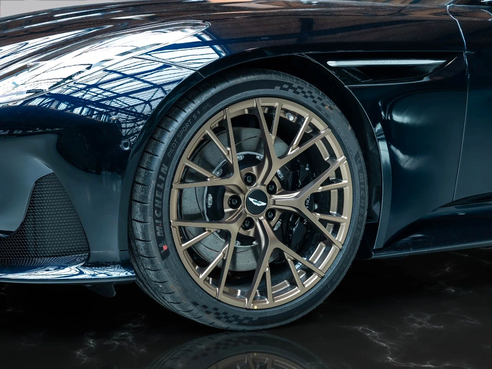 Aston Martin DB12, 10/29