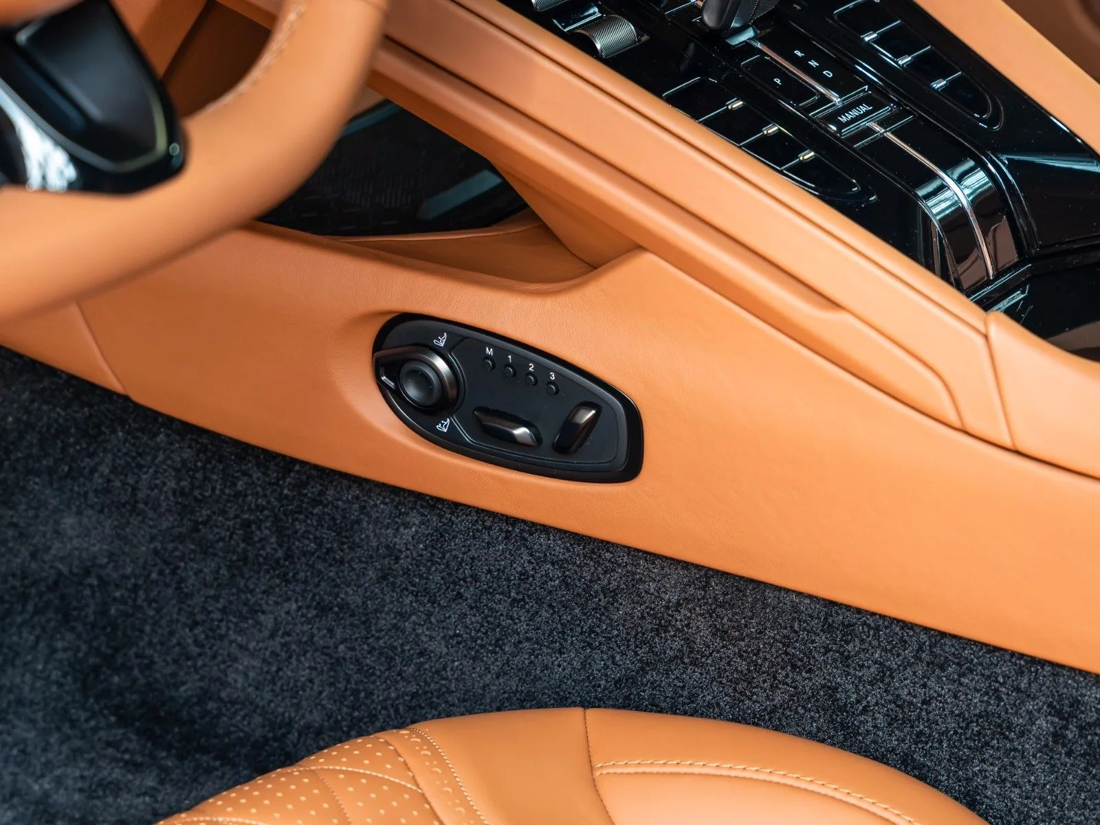 Aston Martin DB12, 15/29