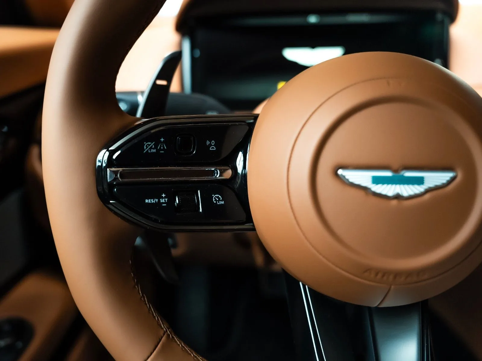 Aston Martin DB12, 17/29