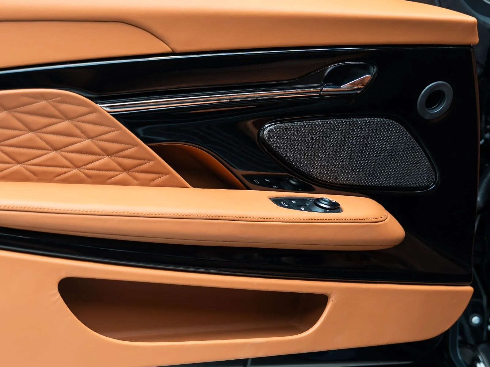 Aston Martin DB12, 23/29