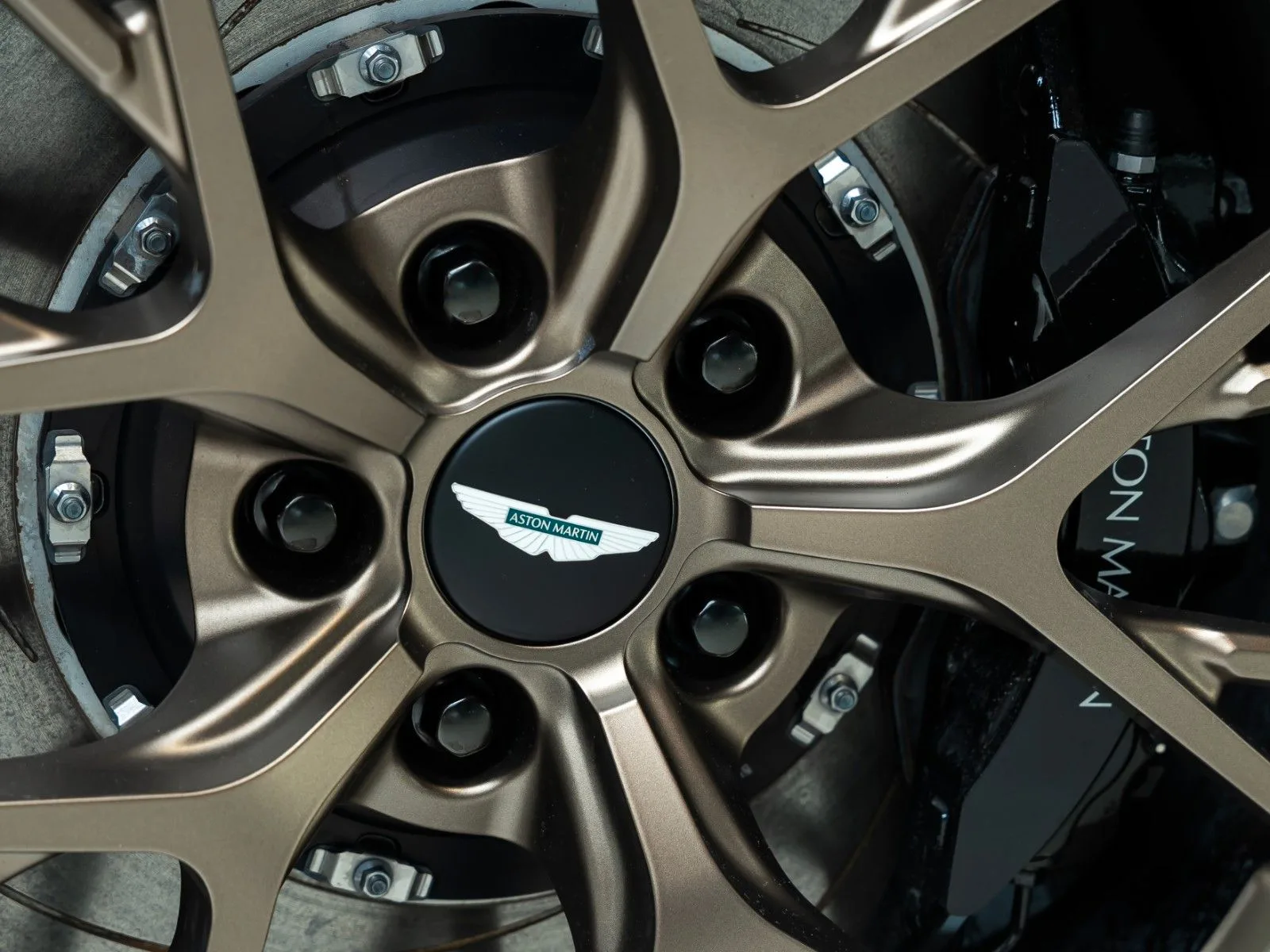 Aston Martin DB12, 25/29