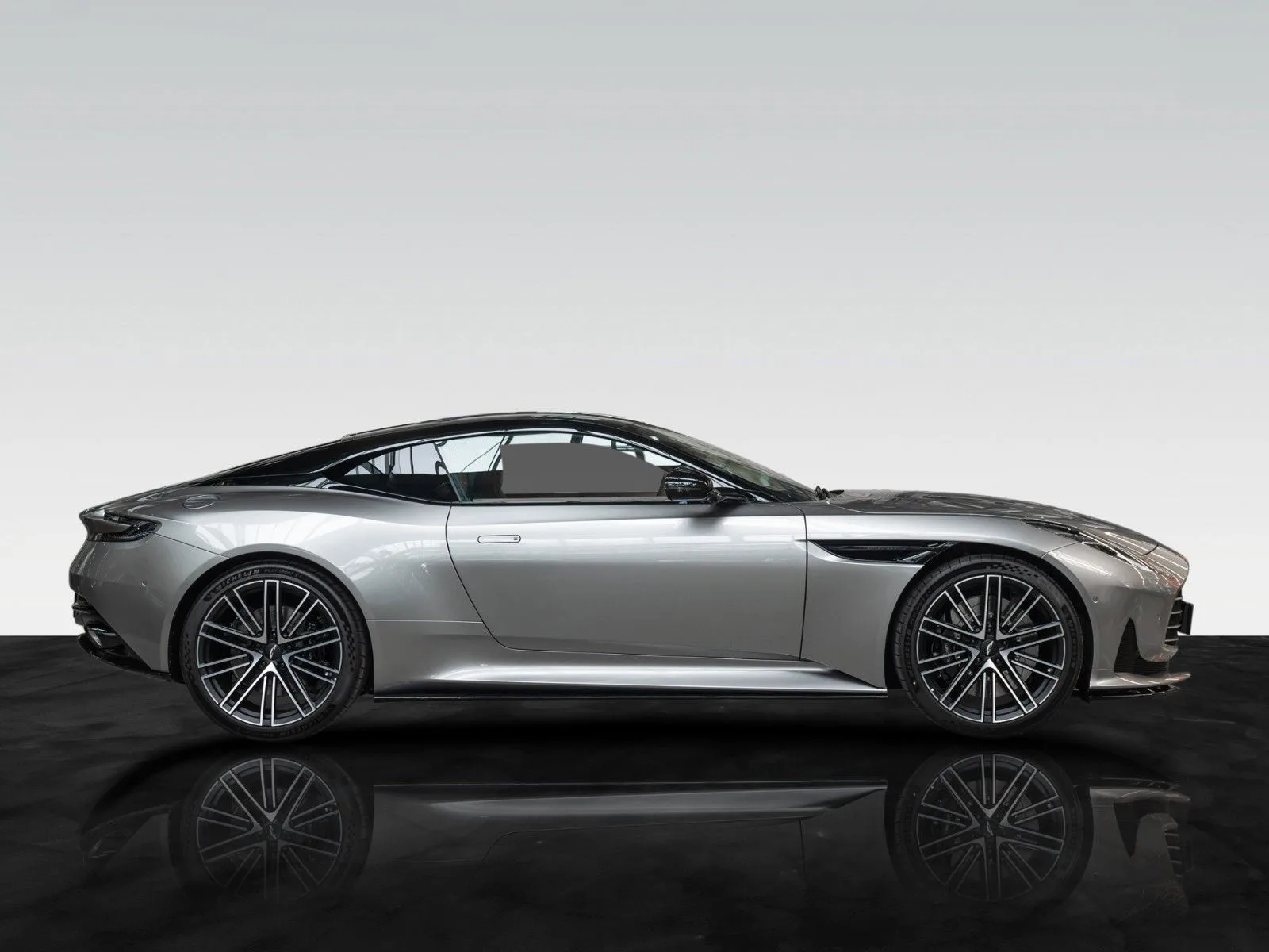 Aston Martin DB12, 2/30