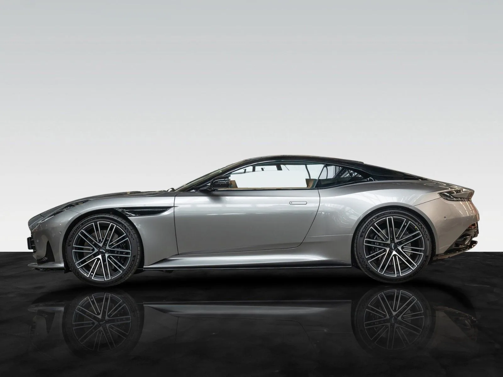 Aston Martin DB12, 3/30