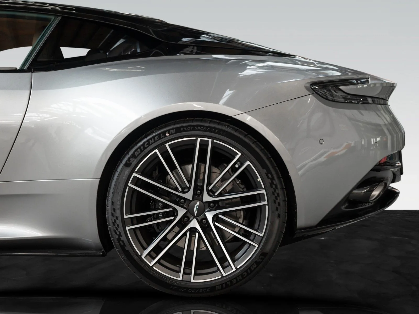 Aston Martin DB12, 16/30
