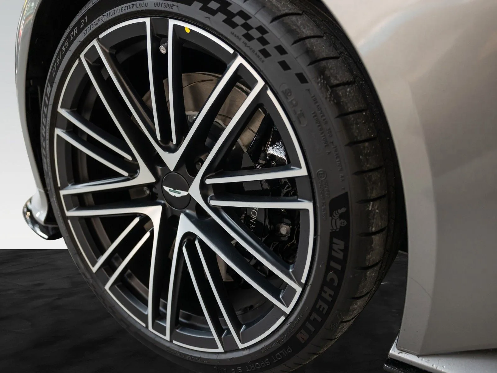 Aston Martin DB12, 17/30